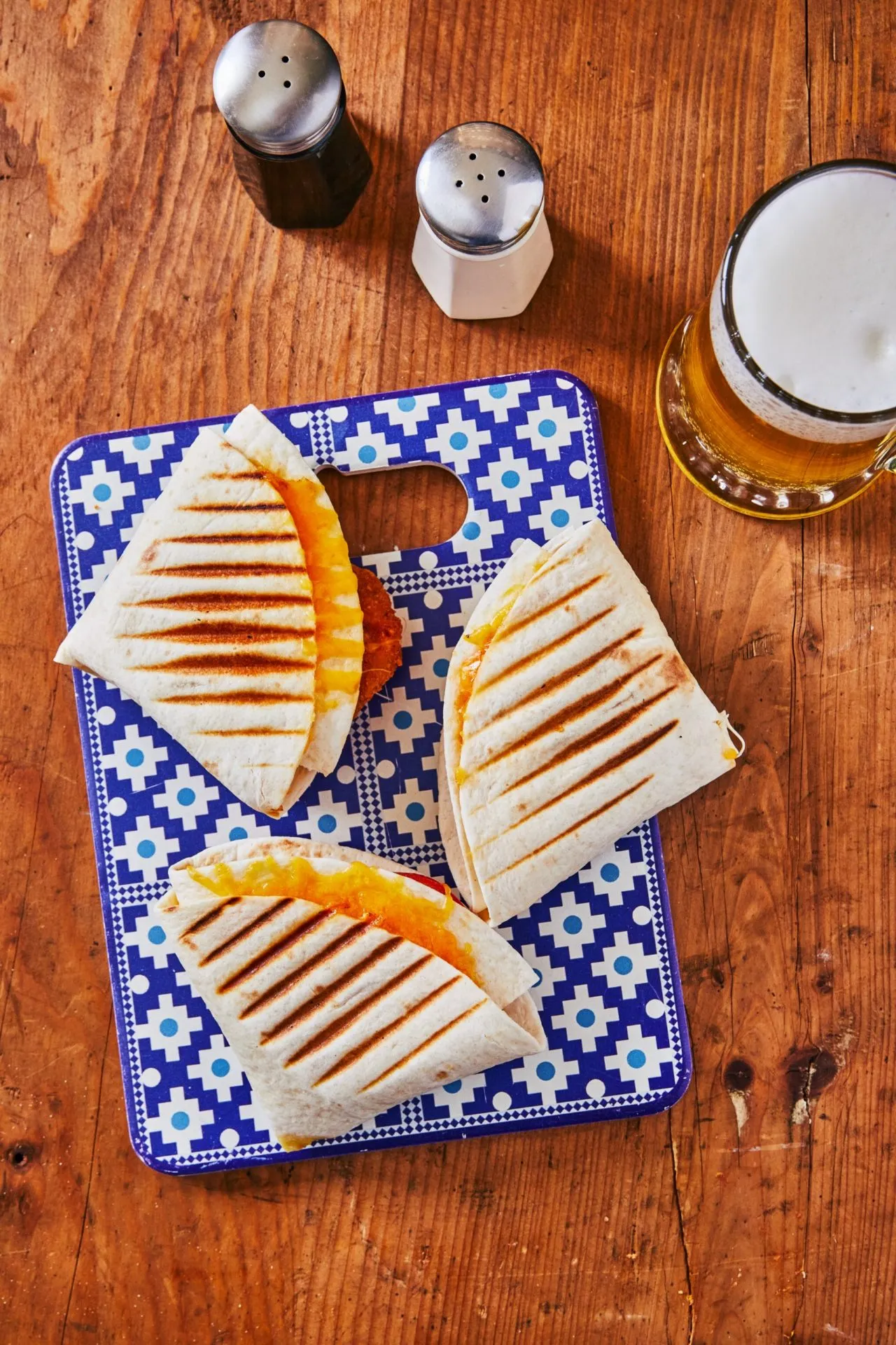 Rántott hússal, sajttal és zöldségekkel töltött tortilla-melegszendvics