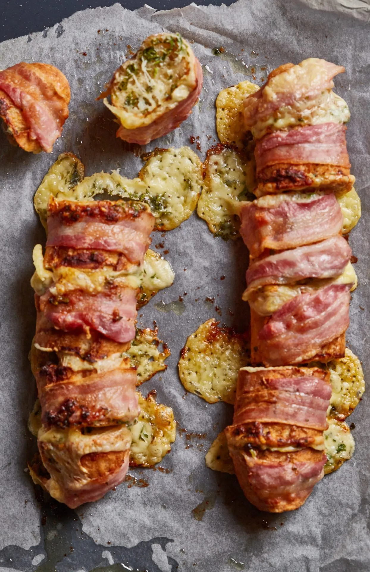Baconbe tekert bagett sajttal és fokhagymával töltve