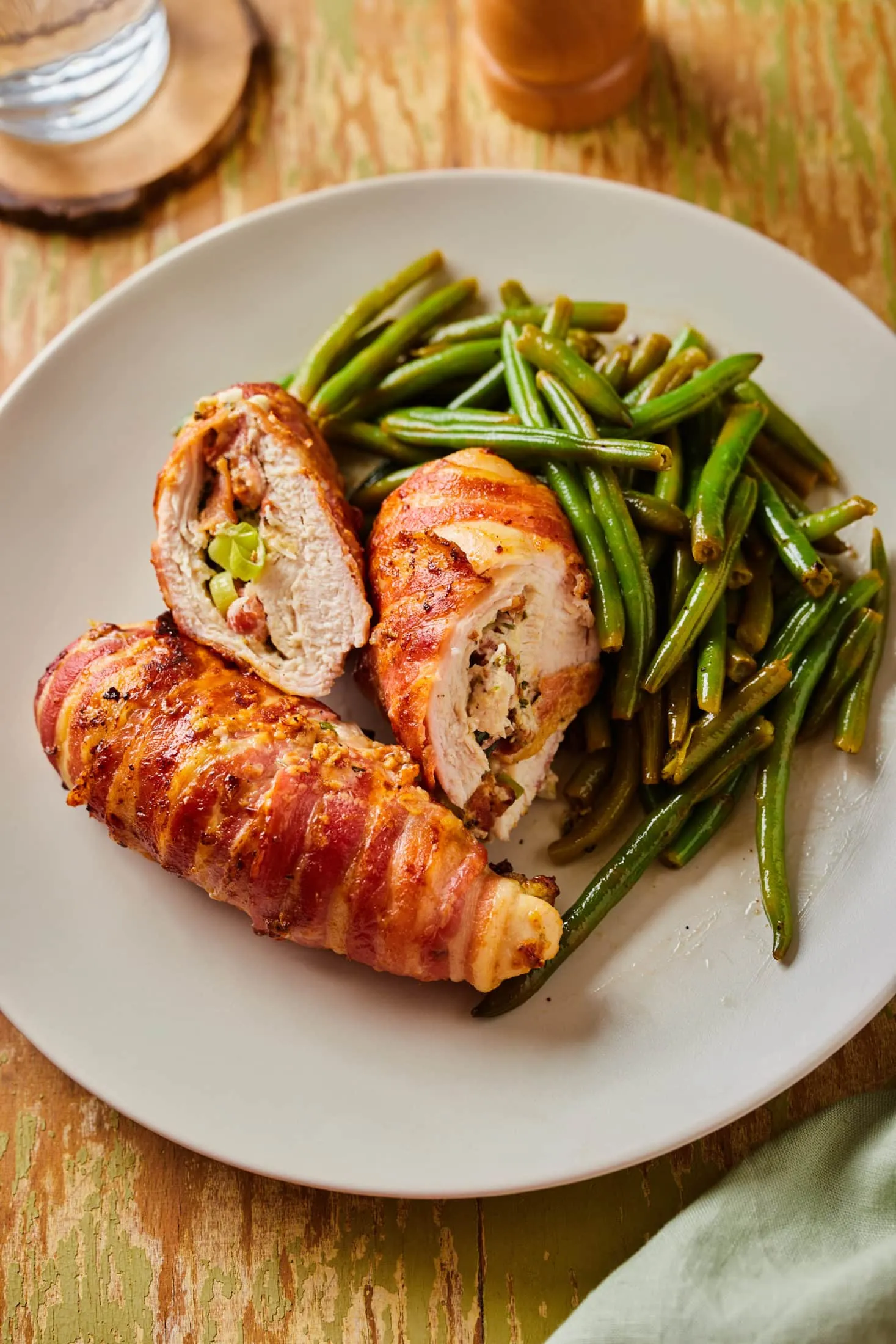 Baconbe tekert csirkemell recept, baconbe göngyölt csirkemell, baconos csirkemell airfryer, göngyölt töltött csirkemell, baconba tekert csirkemell