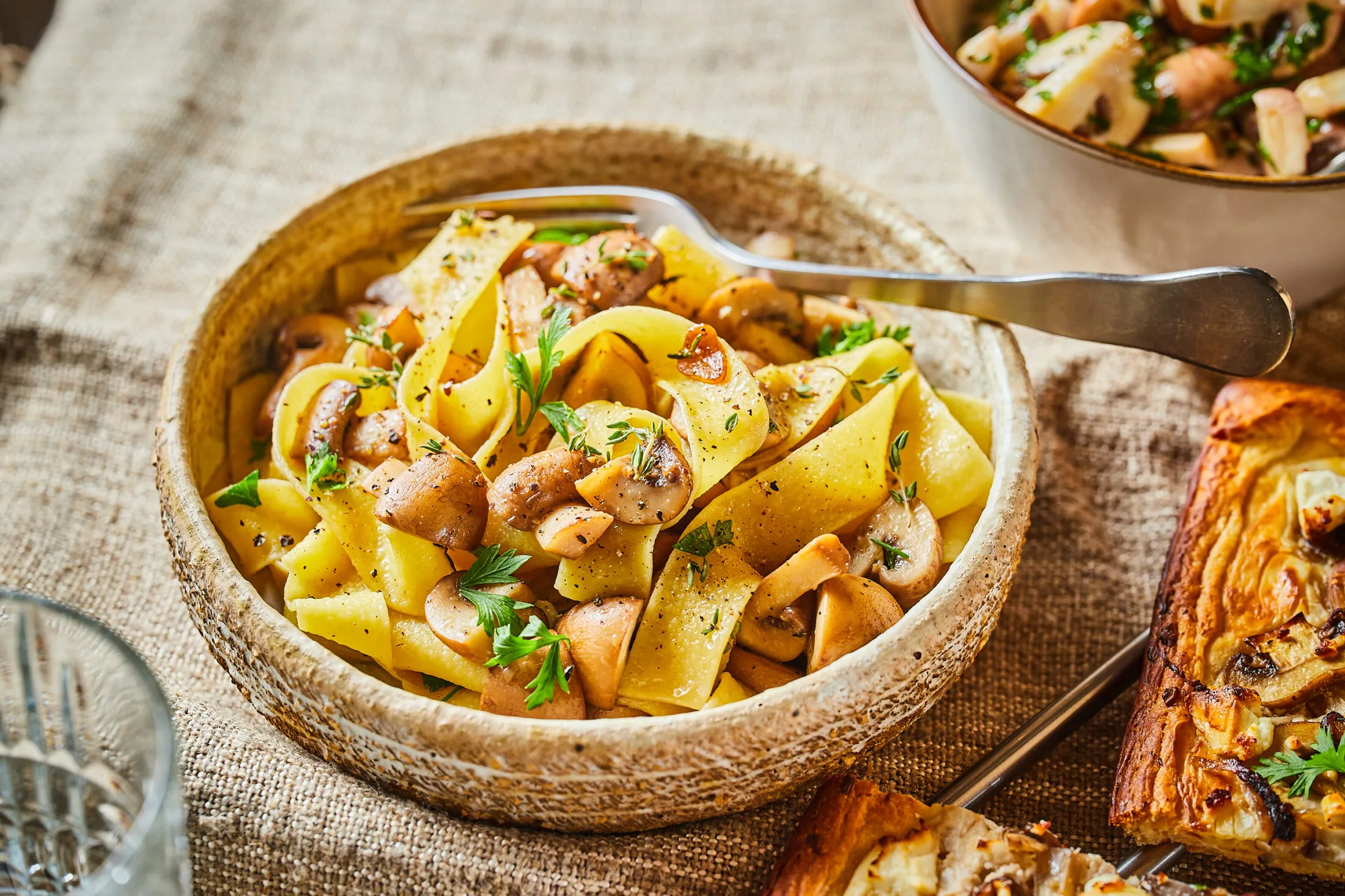 barnitott-vajas-fokhagymas-pappardelle-gombavalbarnitott-vajas-fokhagymas-pappardelle-gombaval