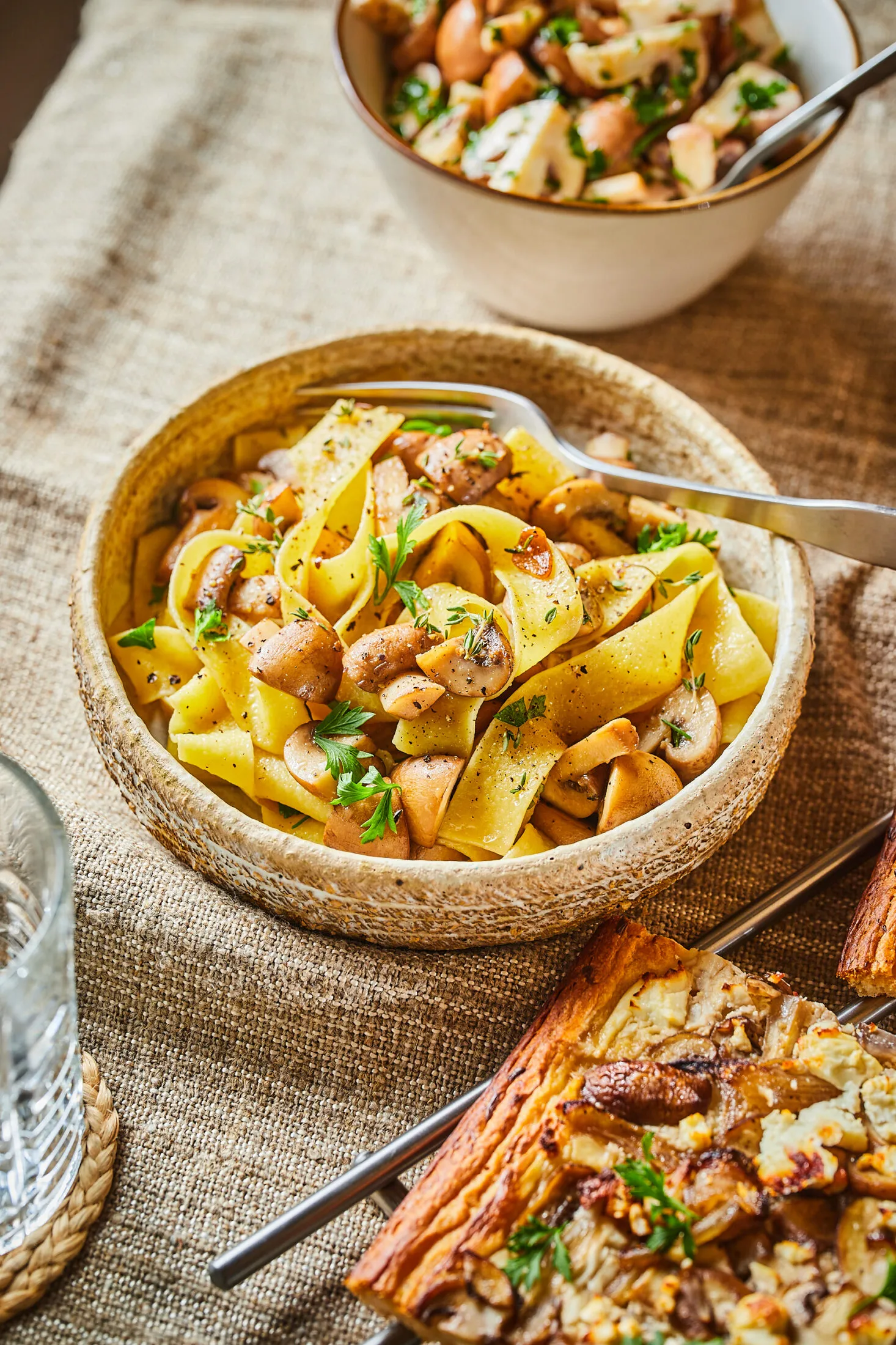 barnitott-vajas-fokhagymas-pappardelle-gombavalbarnitott-vajas-fokhagymas-pappardelle-gombaval