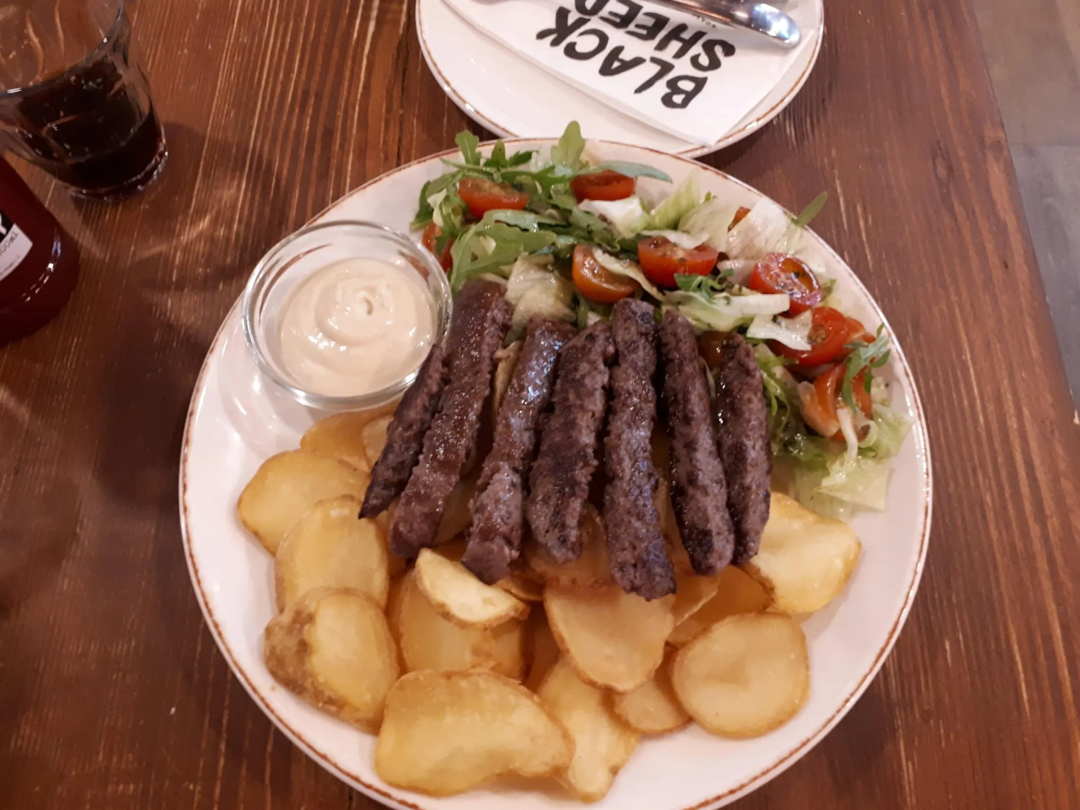 black-sheep-burger-salata