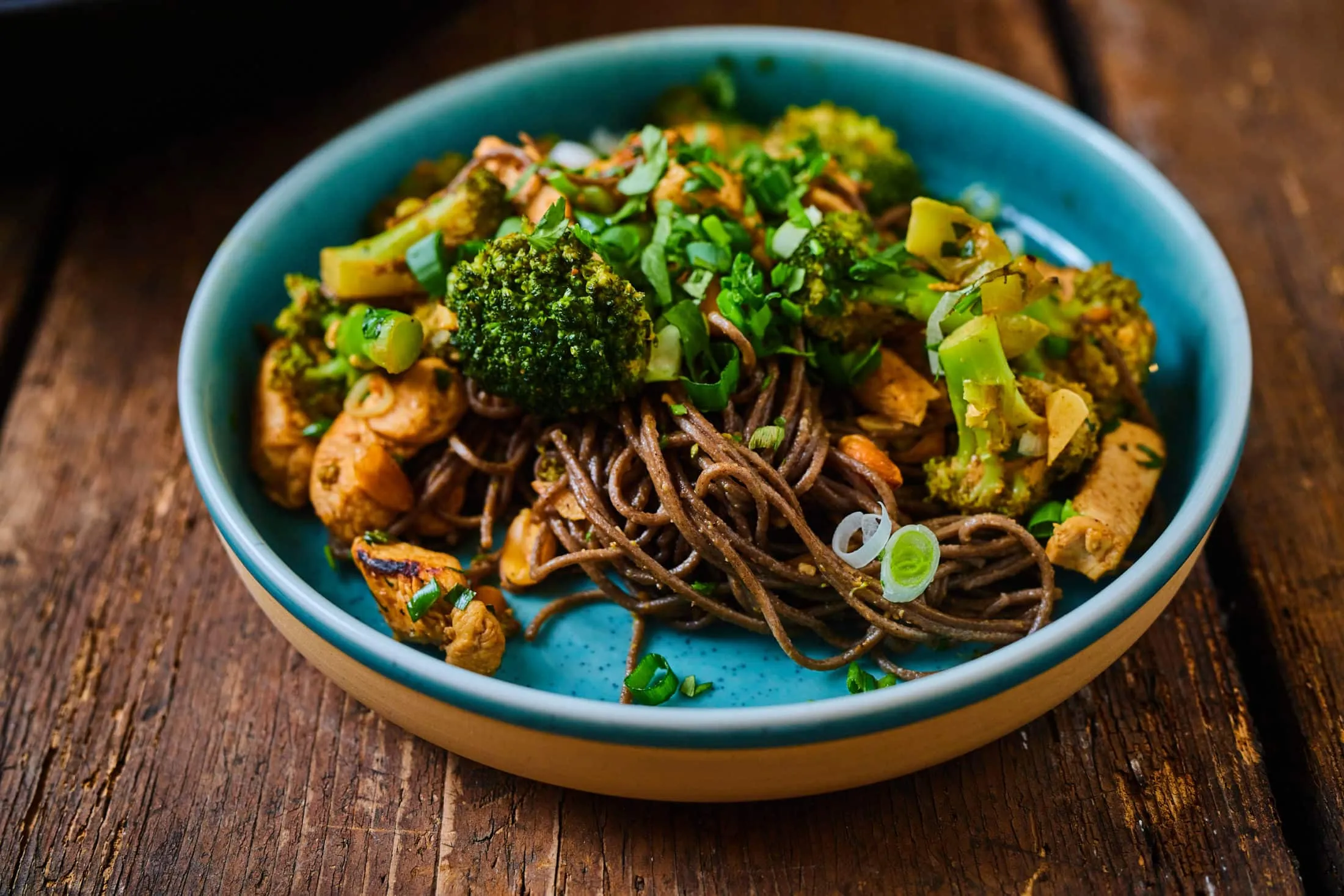 brokkolis-mogyoros-csirkes-soba-teszta