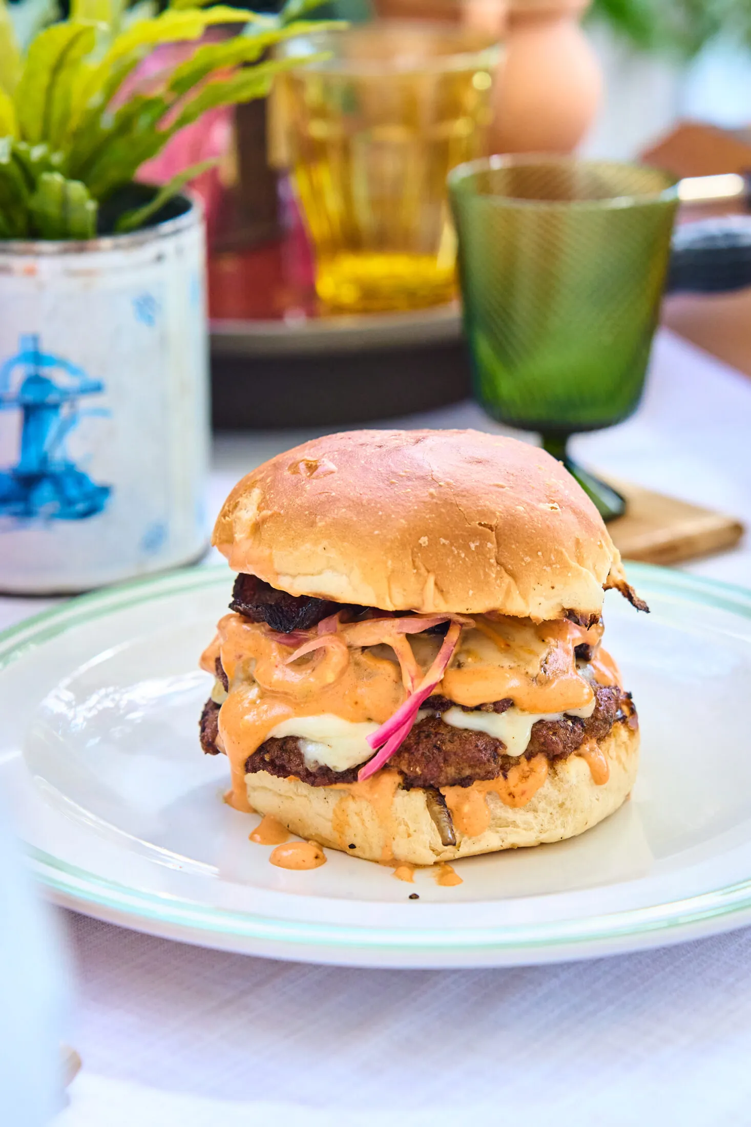 cajun-sertesburger-mezes-mustaros-szosszal-es-karamellizalt-baconnel