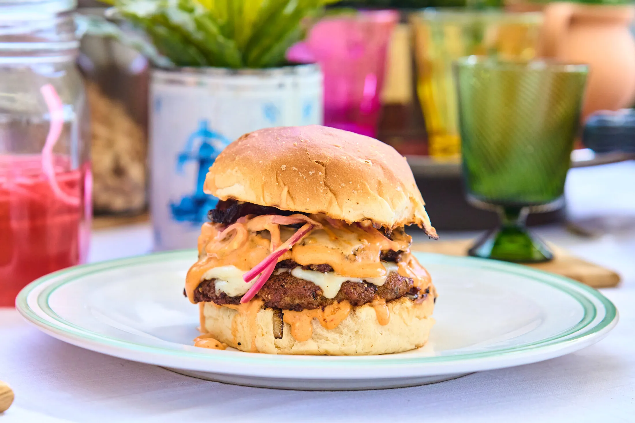 cajun-sertesburger-mezes-mustaros-szosszal-es-karamellizalt-baconnel