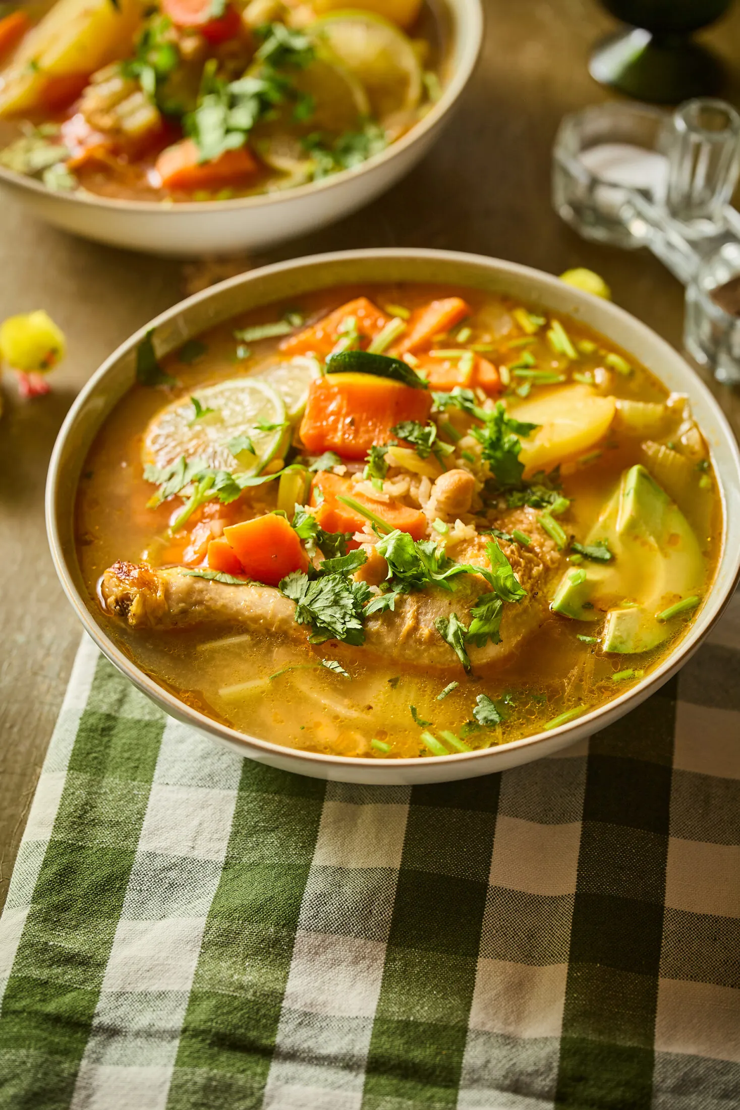 Caldo de pollo tányérban
