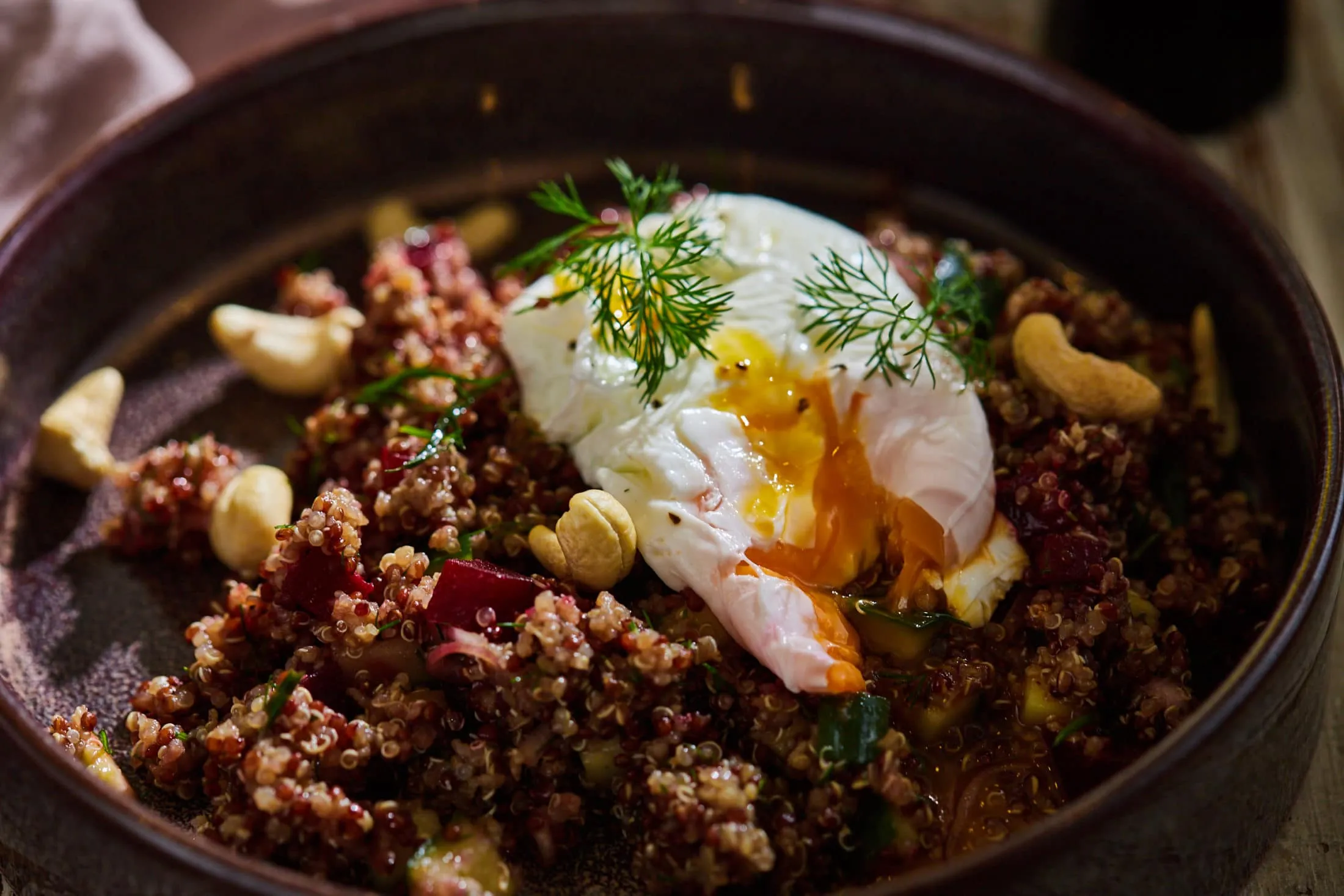 ceklas-uborkas-quinoa-salata-buggyantott-tojassal-4