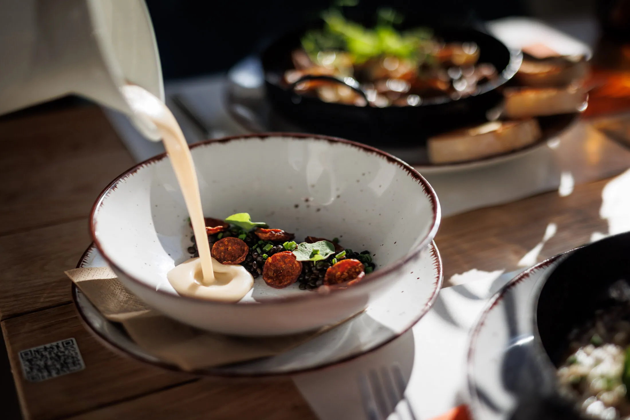 contrast bistro leves