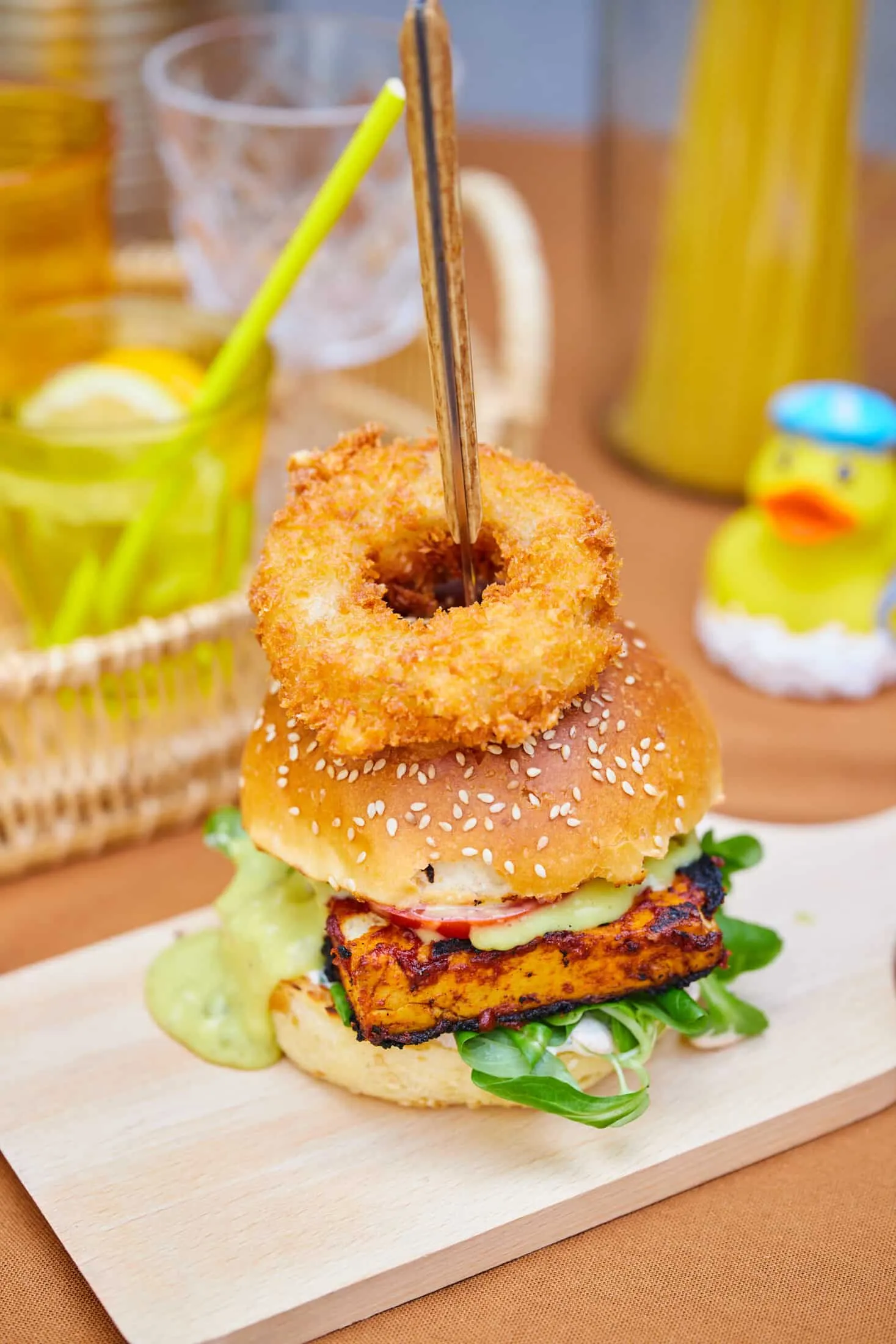 pikans-tofuburger-vegan-sajtszosszal