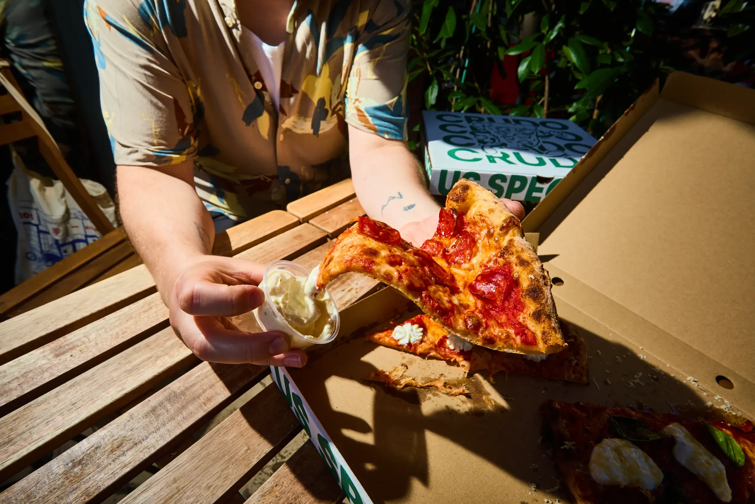 Pepperoni pizza mártogatóssal a Crudo Pizza étteremben
