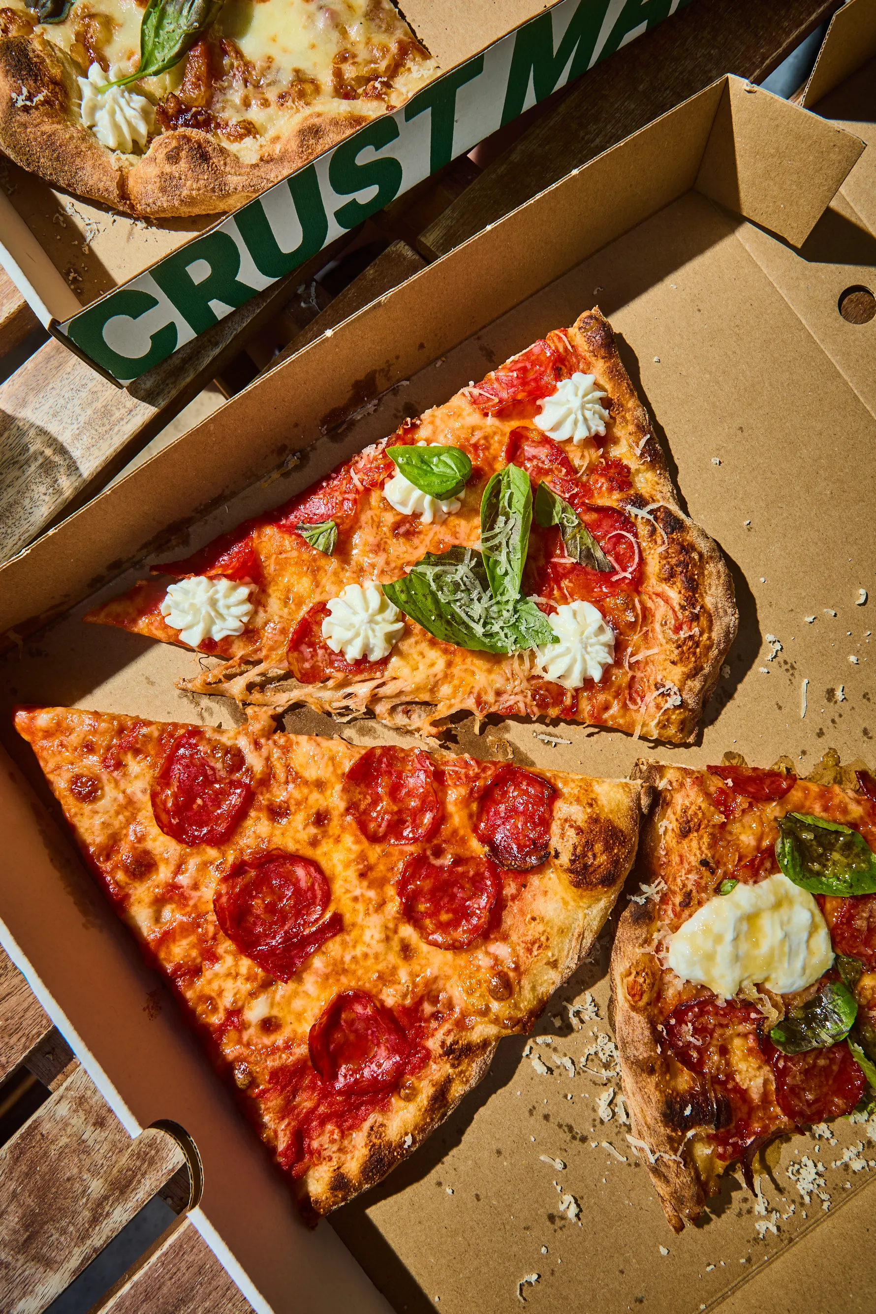 Pizzaszeletek a Crudo Pizza kínálatából