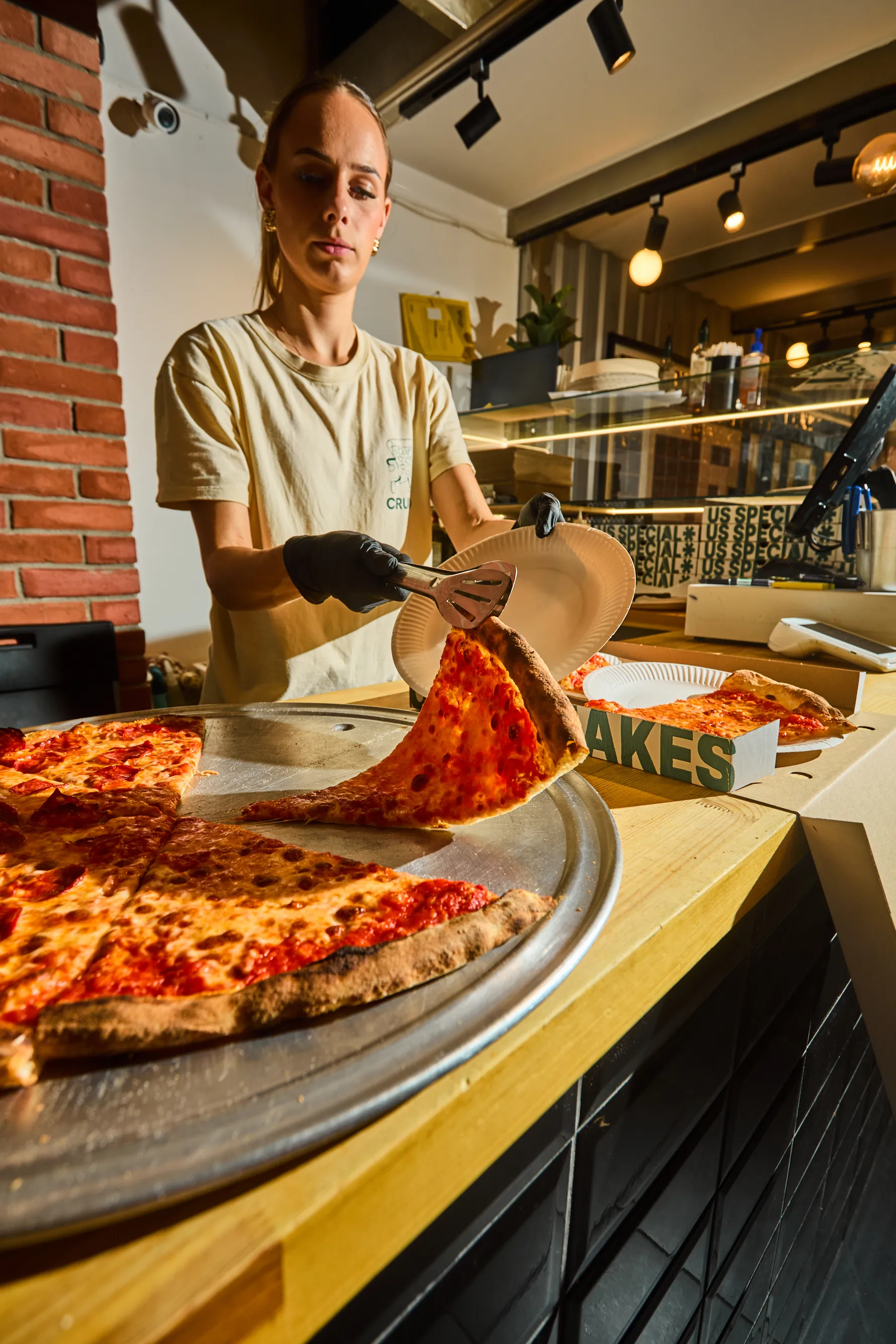 A Crudo Pizza pultjában állnak a pizzák