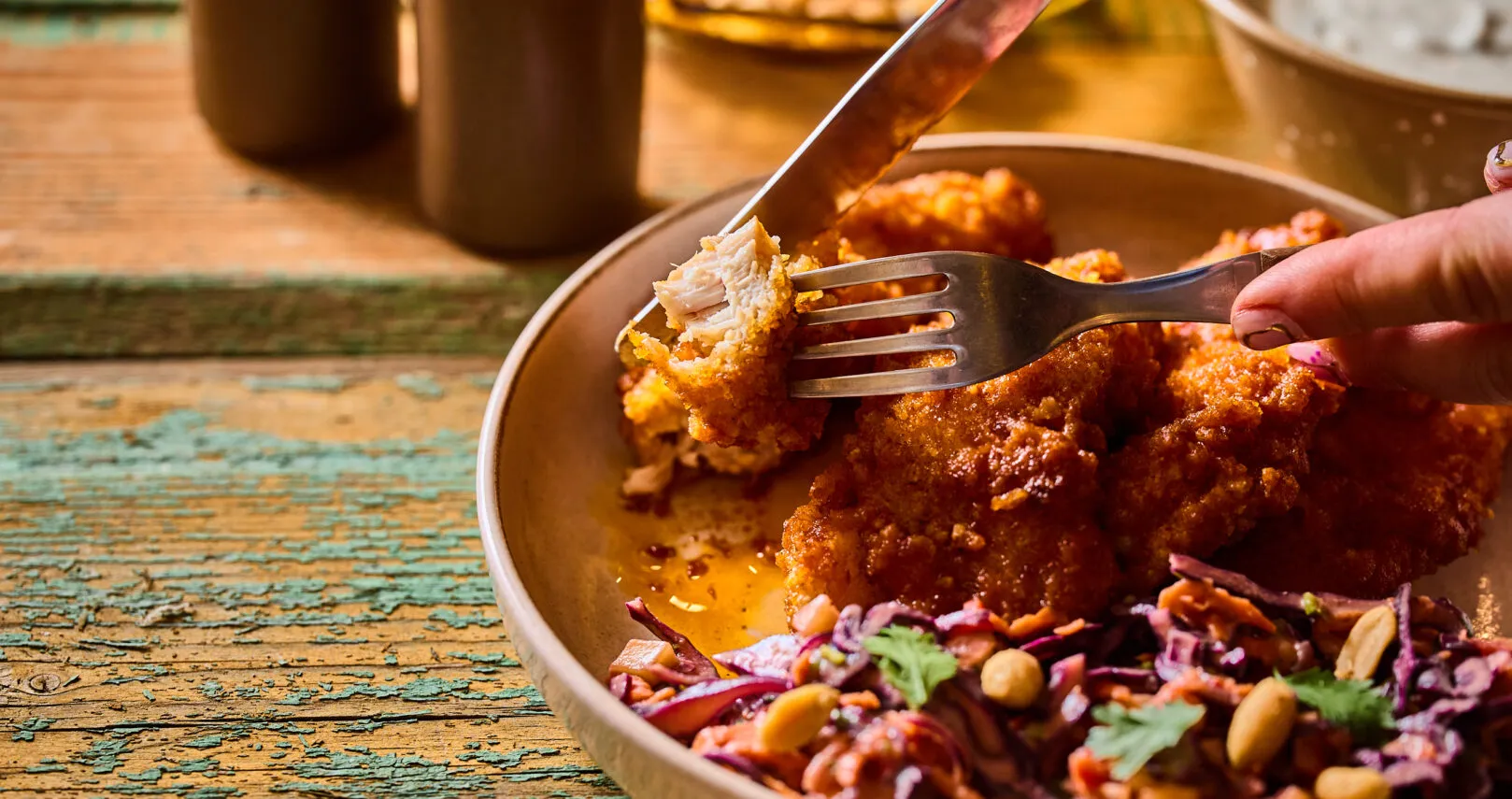 Csípős rántott csirkemell mangós coleslaw salátával 