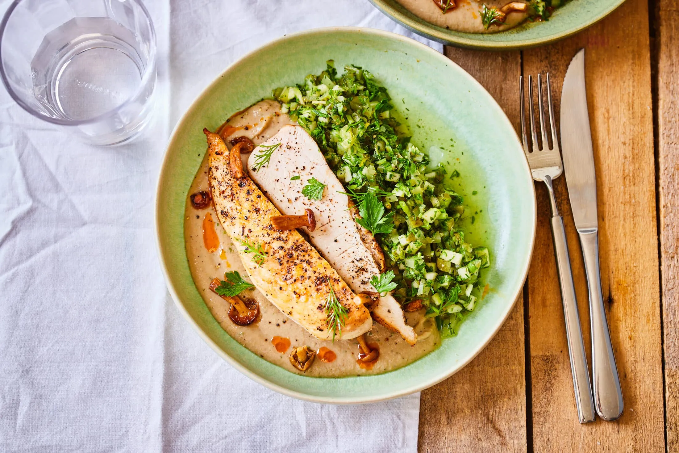 csirke-stroganoff-grillezett-gombaval-csemegeuborkas-relishsel (1)