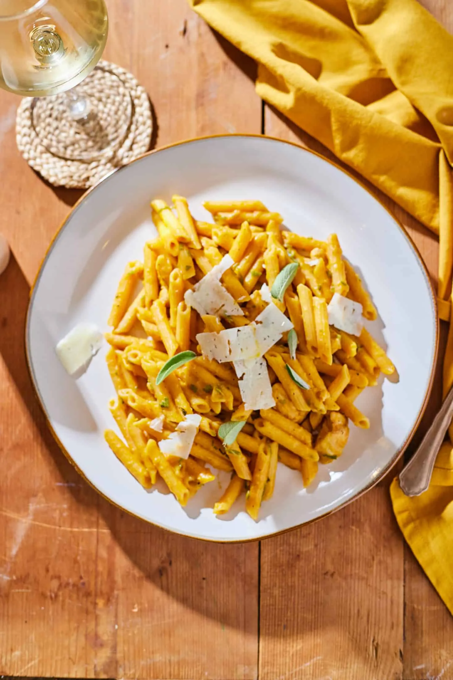 Csirkés penne sütőtökös-zsályás szósszal