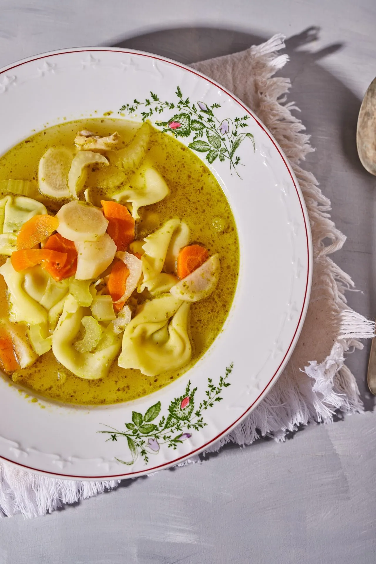 Csirkés-pesztós minestrone leves
