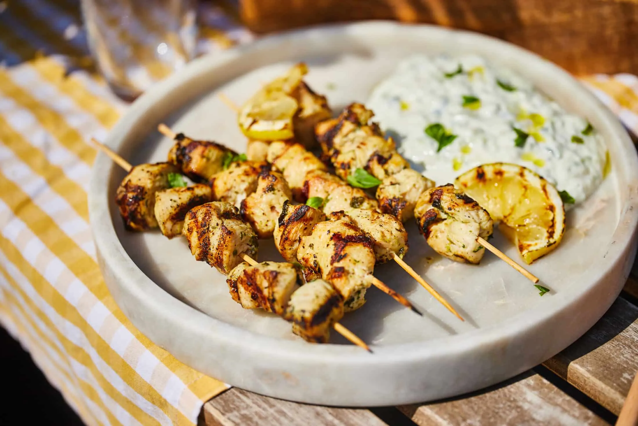 csirkes-souvlaki-tzatzikivel
