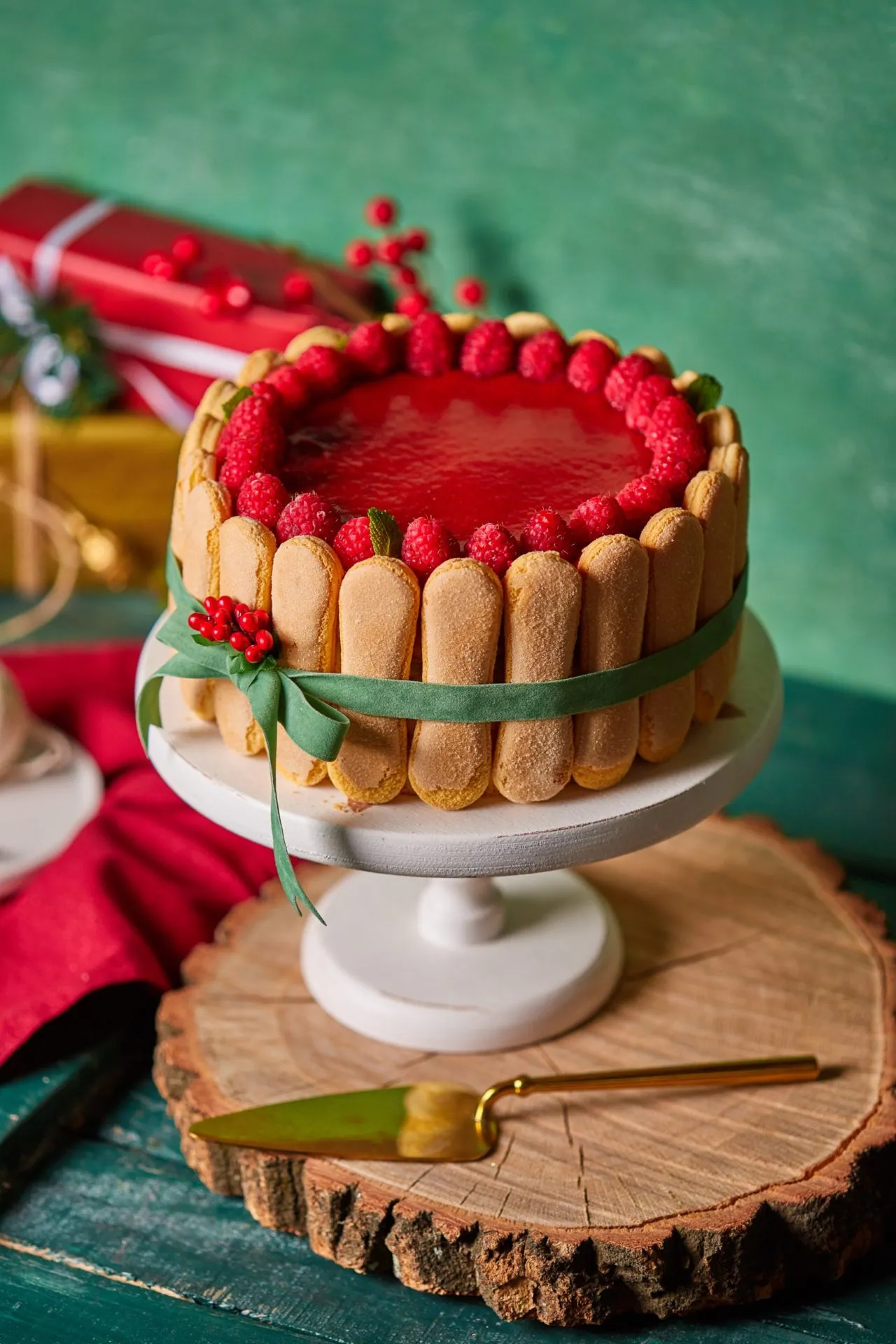 csokis-epres-málnás Charlotte-torta