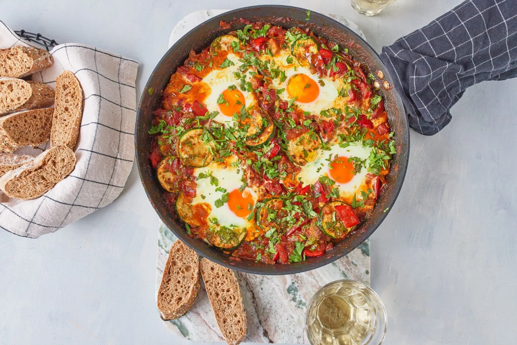 cukkinis shakshuka közel-keleti étel