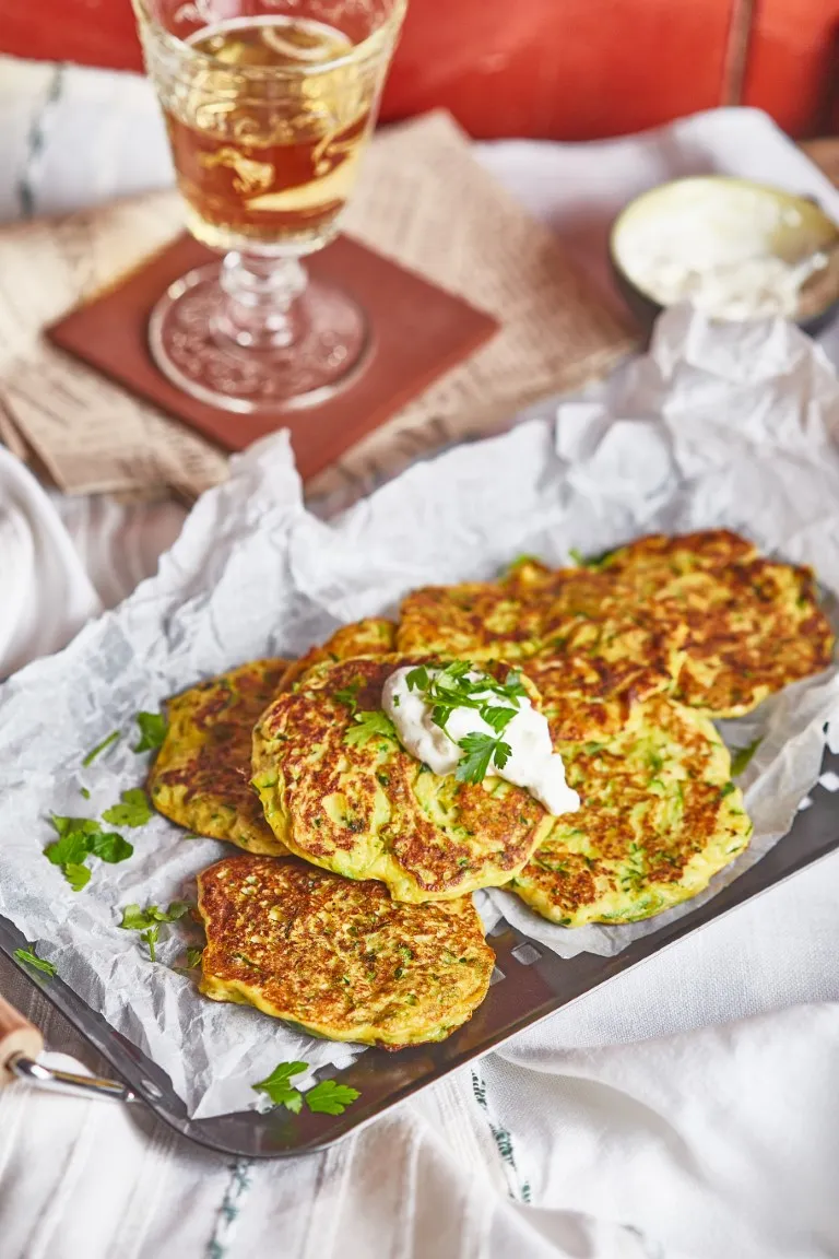 cukkini tócsni, cukkini prósza, sajtos cukkini tócsni, tócsni cukkiniből, cukkinis tócsni recept
