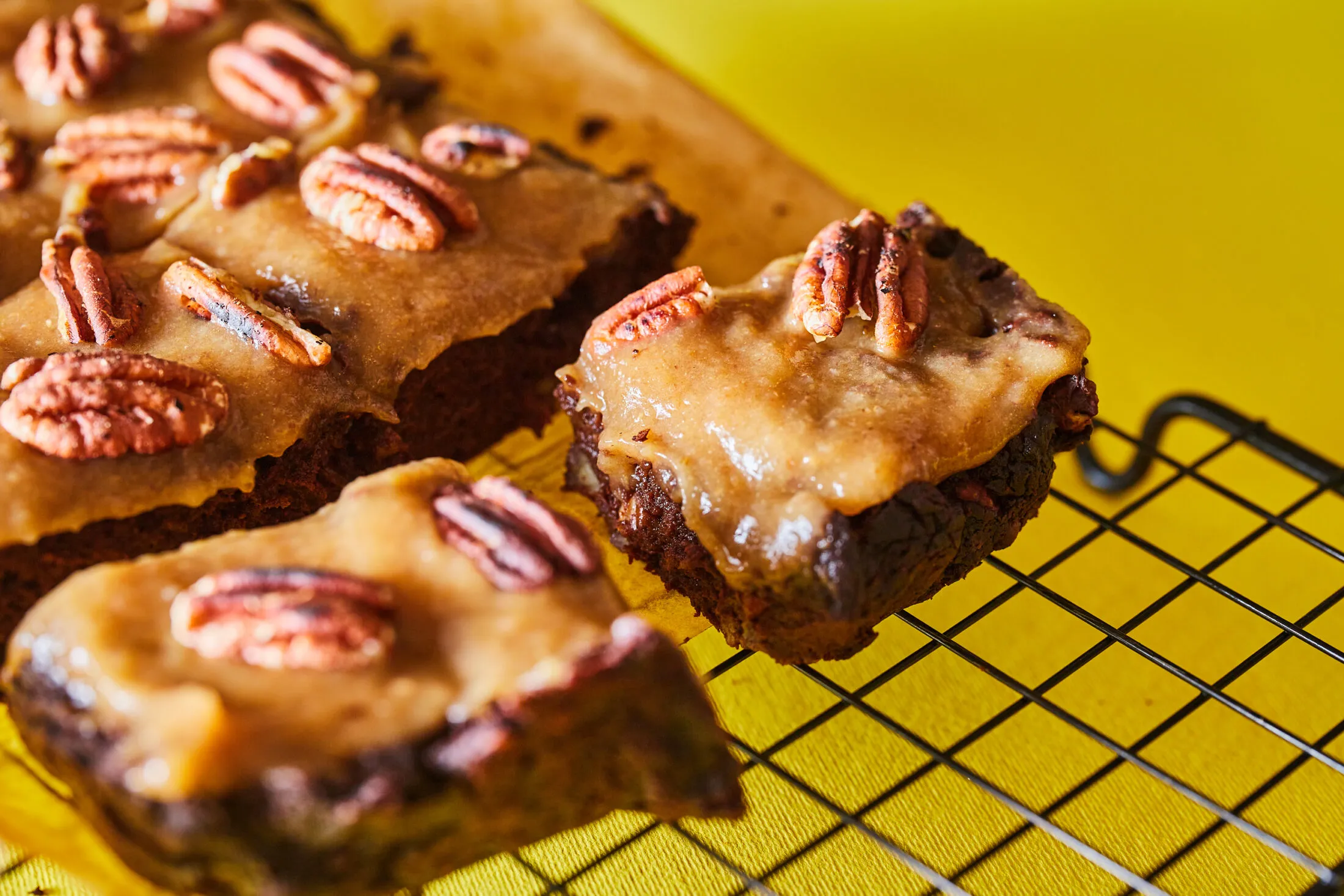 edesburgonyas-brownie-vegan-karamellszosszal-oszi-suti