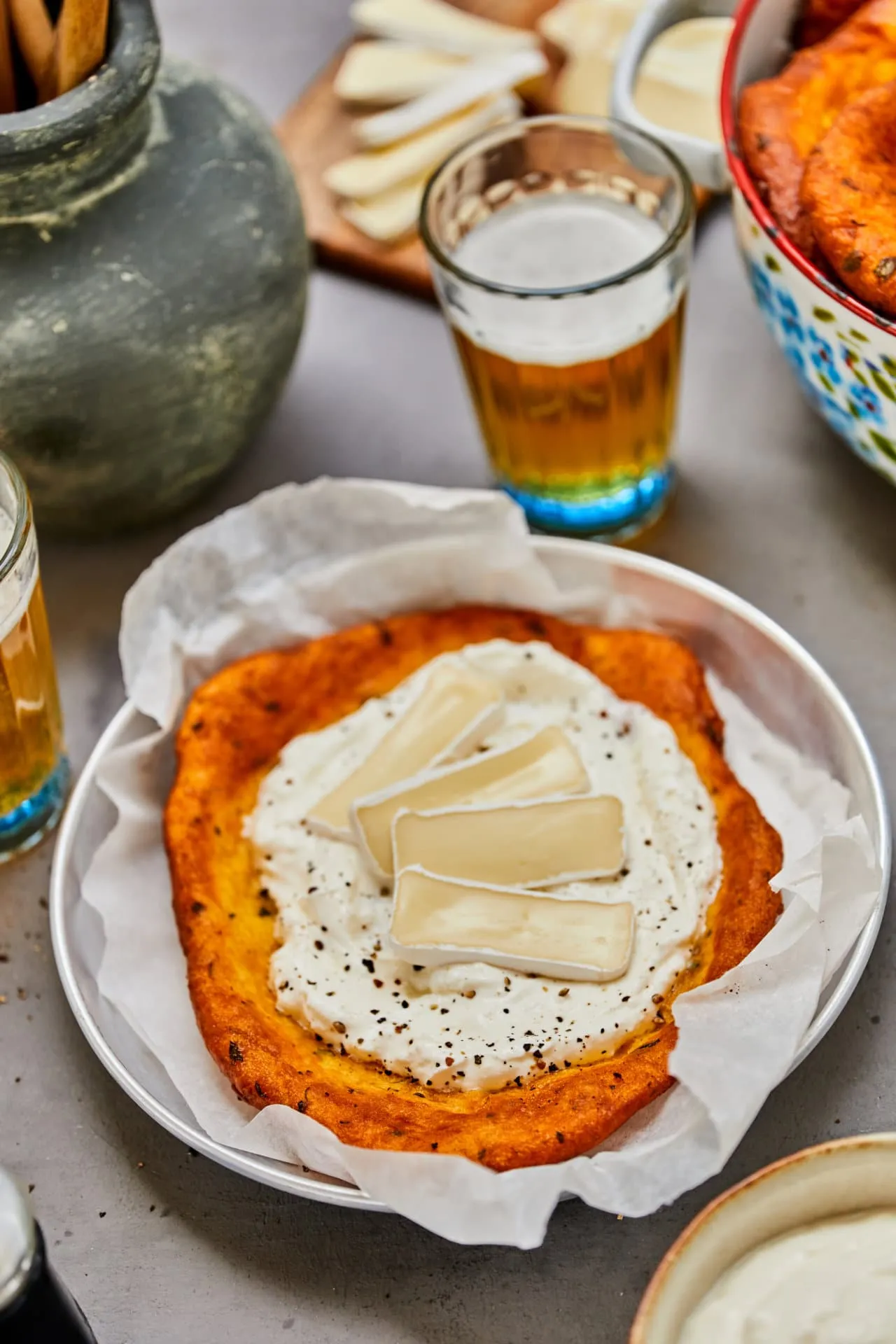 édesburgonyás-zöldfűszeres lángos, tejföllel és camembert-rel