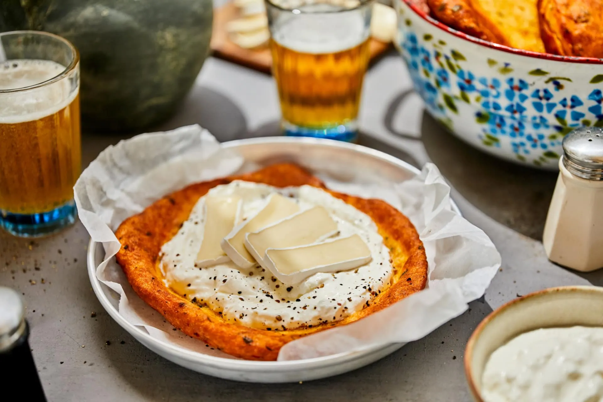 édesburgonyás-zöldfűszeres lángos, tejföllel és camembert-rel