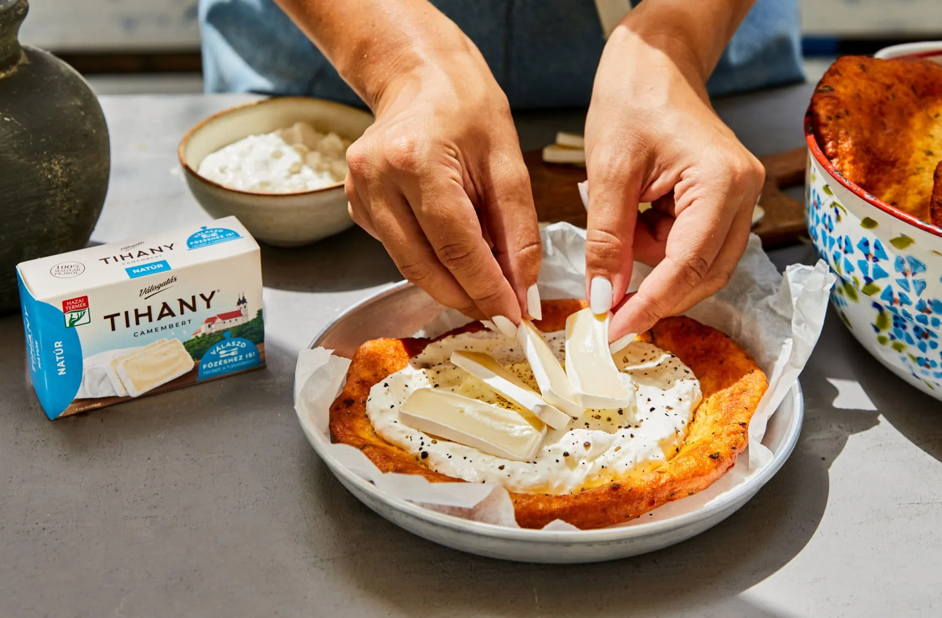 édesburgonyás-zöldfűszeres lángos, tejföllel és camembert-rel