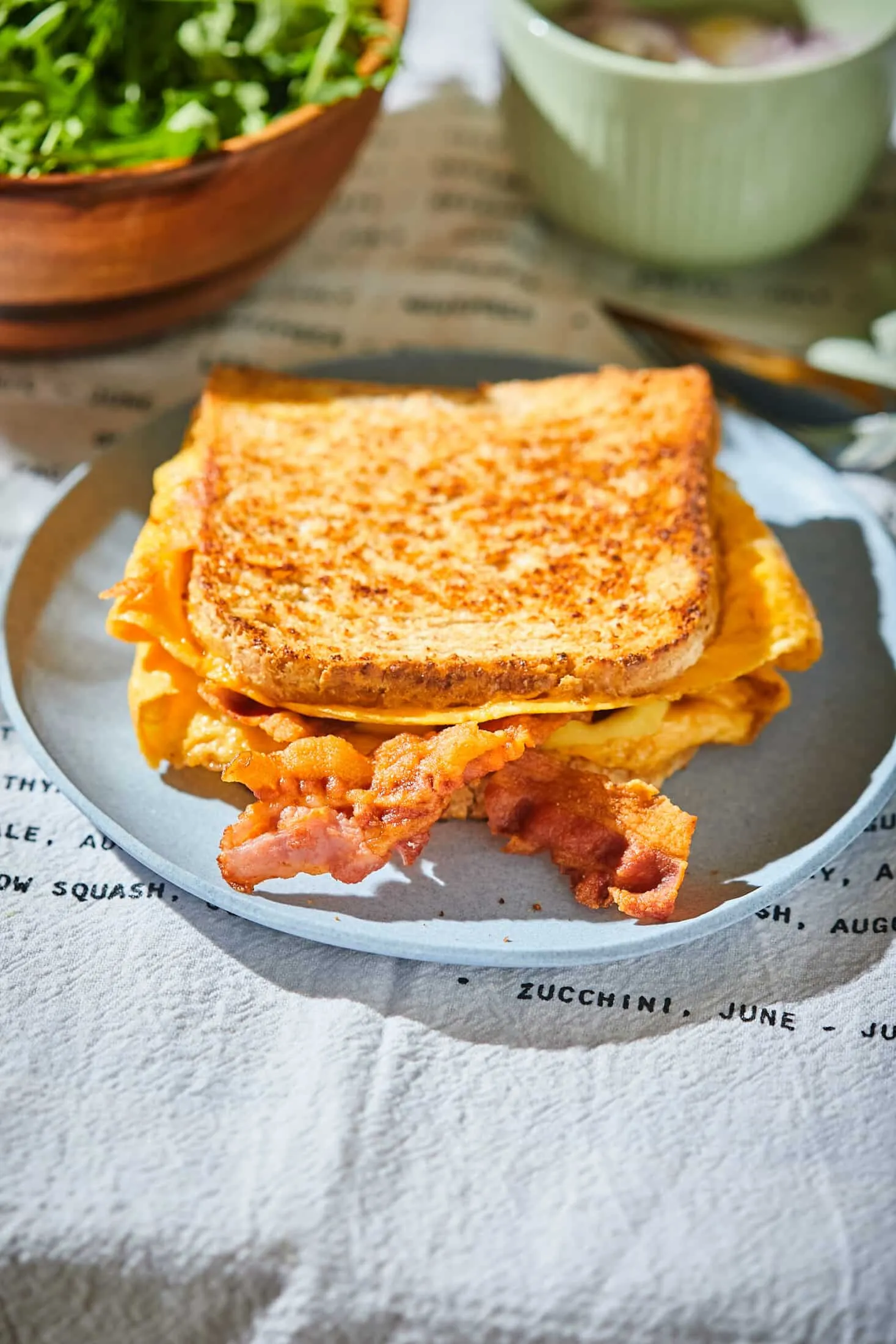 egyserpenyos-tojasos-baconos-toast-3