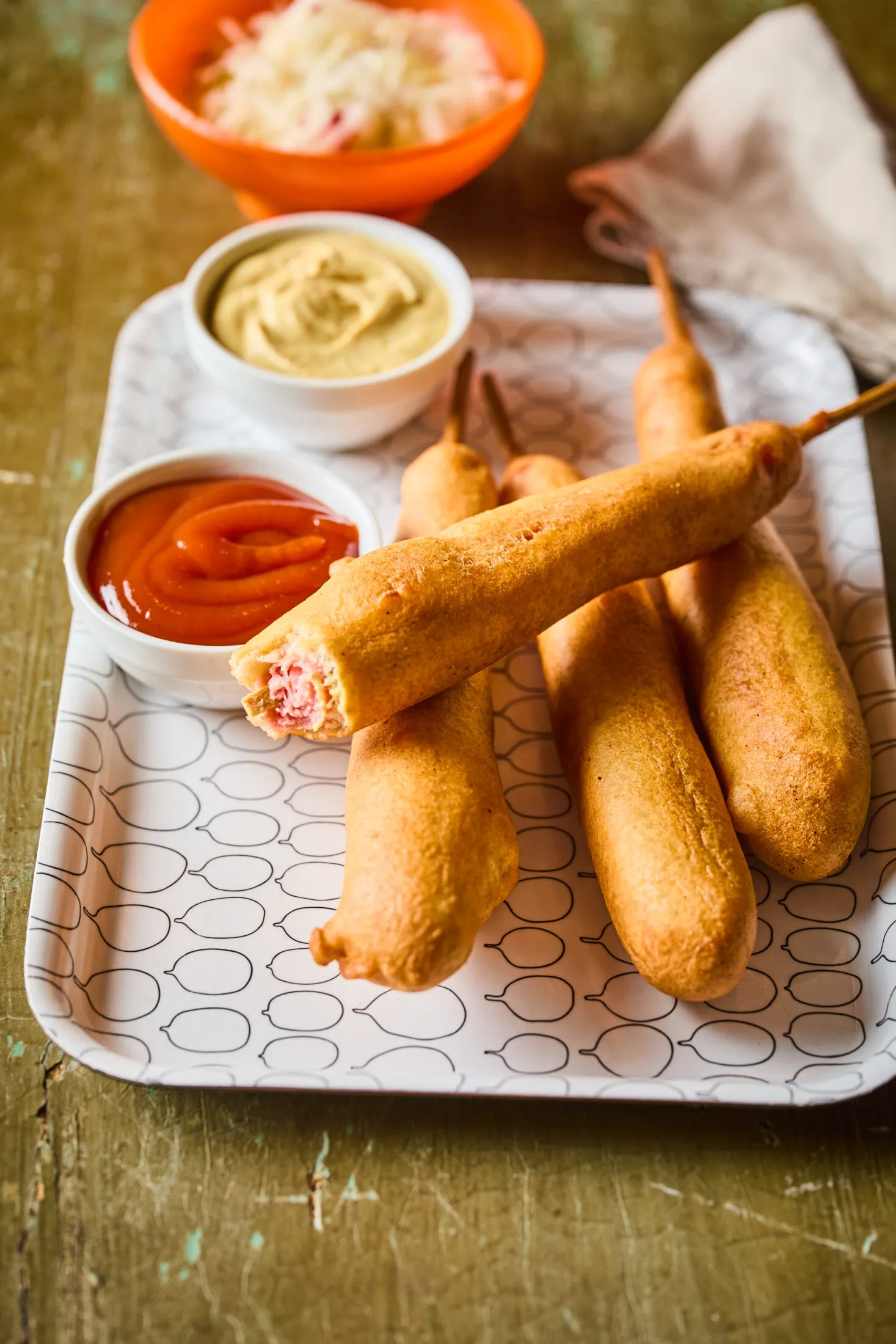Egyszerű corn dog ketchuppal és mustárral