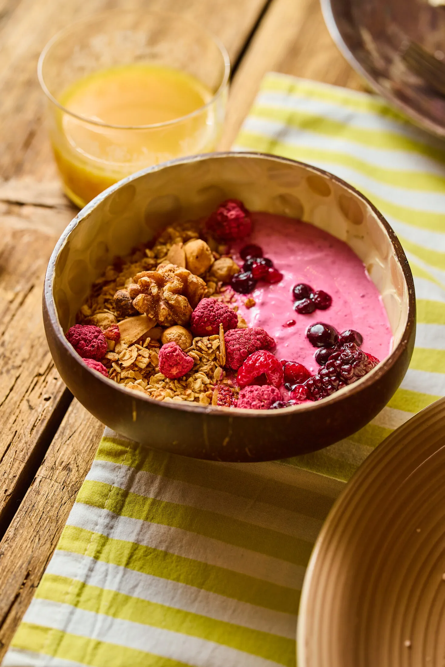 Erdei gyümölcsös smoothie bowl granolával 
