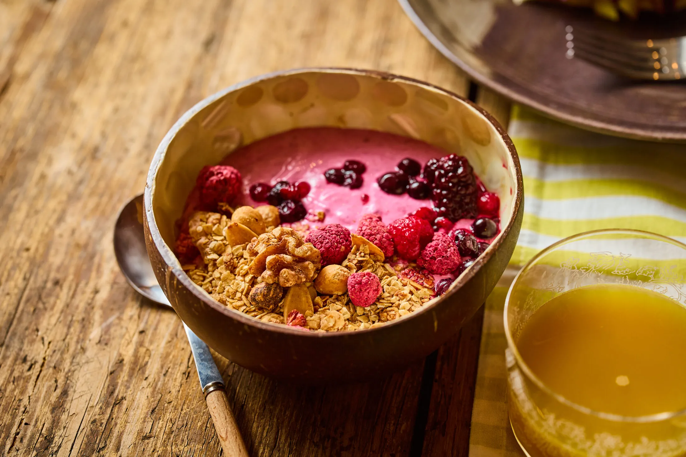Erdei gyümölcsös smoothie bowl granolával