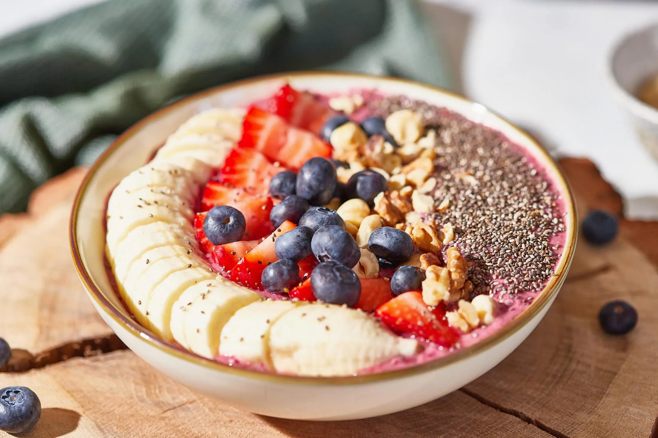 erdei-gyumolcsos-smoothie-bowl