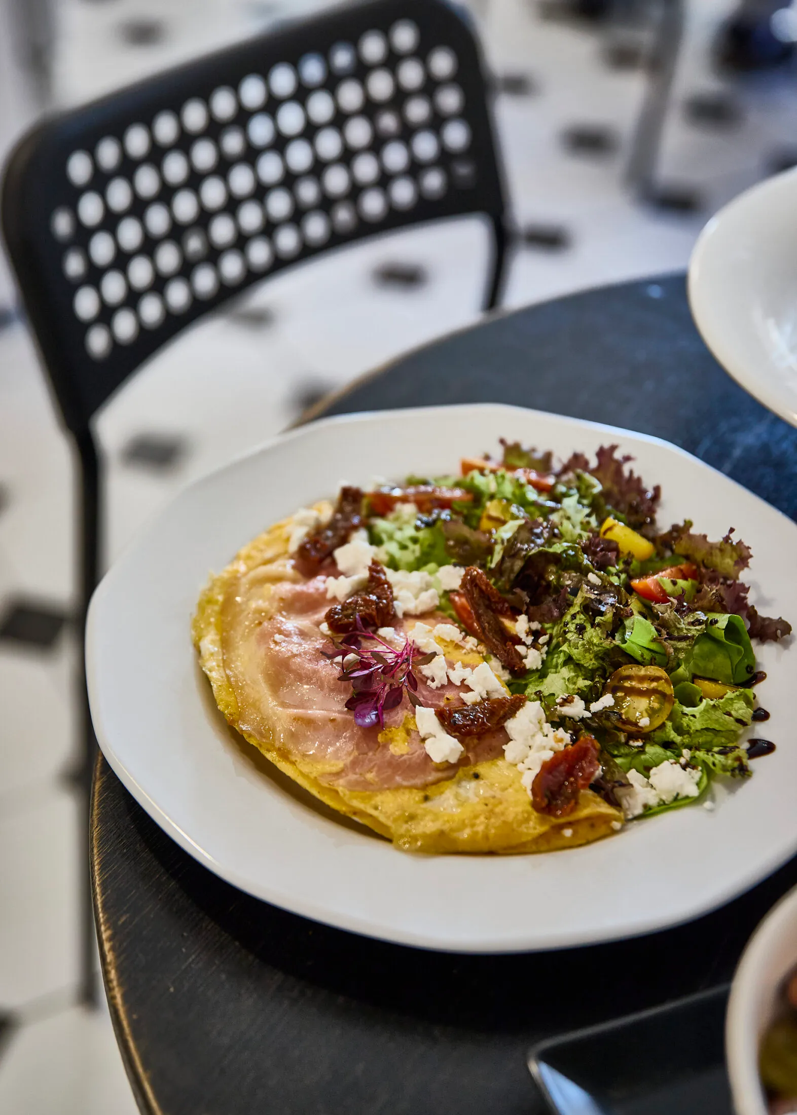 Kecskesajtos sonkás omlett az Essence Delicates étlapjáról
