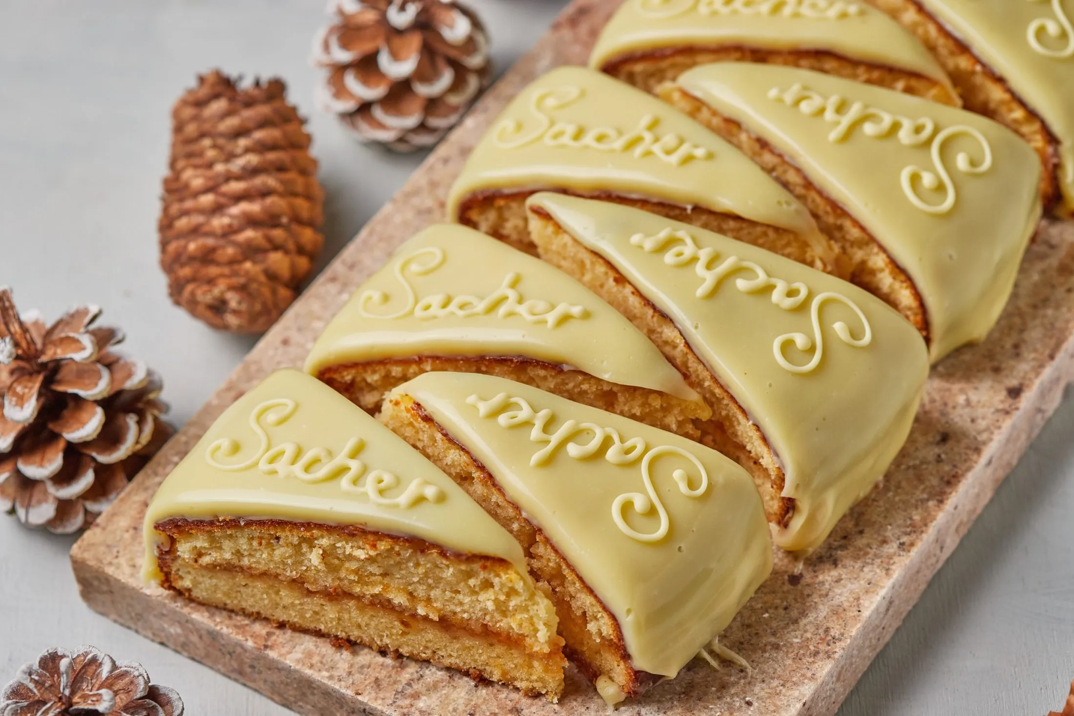feher-csokis-sacher-torta