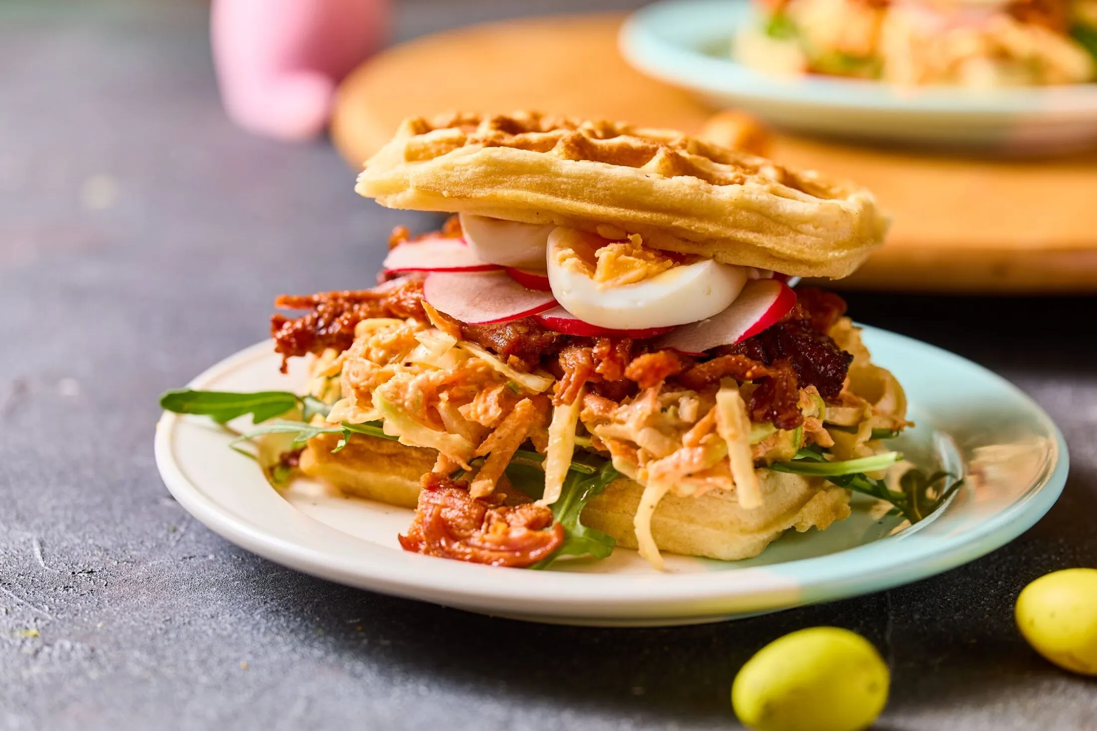 Főtt tojásos, tépett sonkás gofriburger tormás coleslaw-val