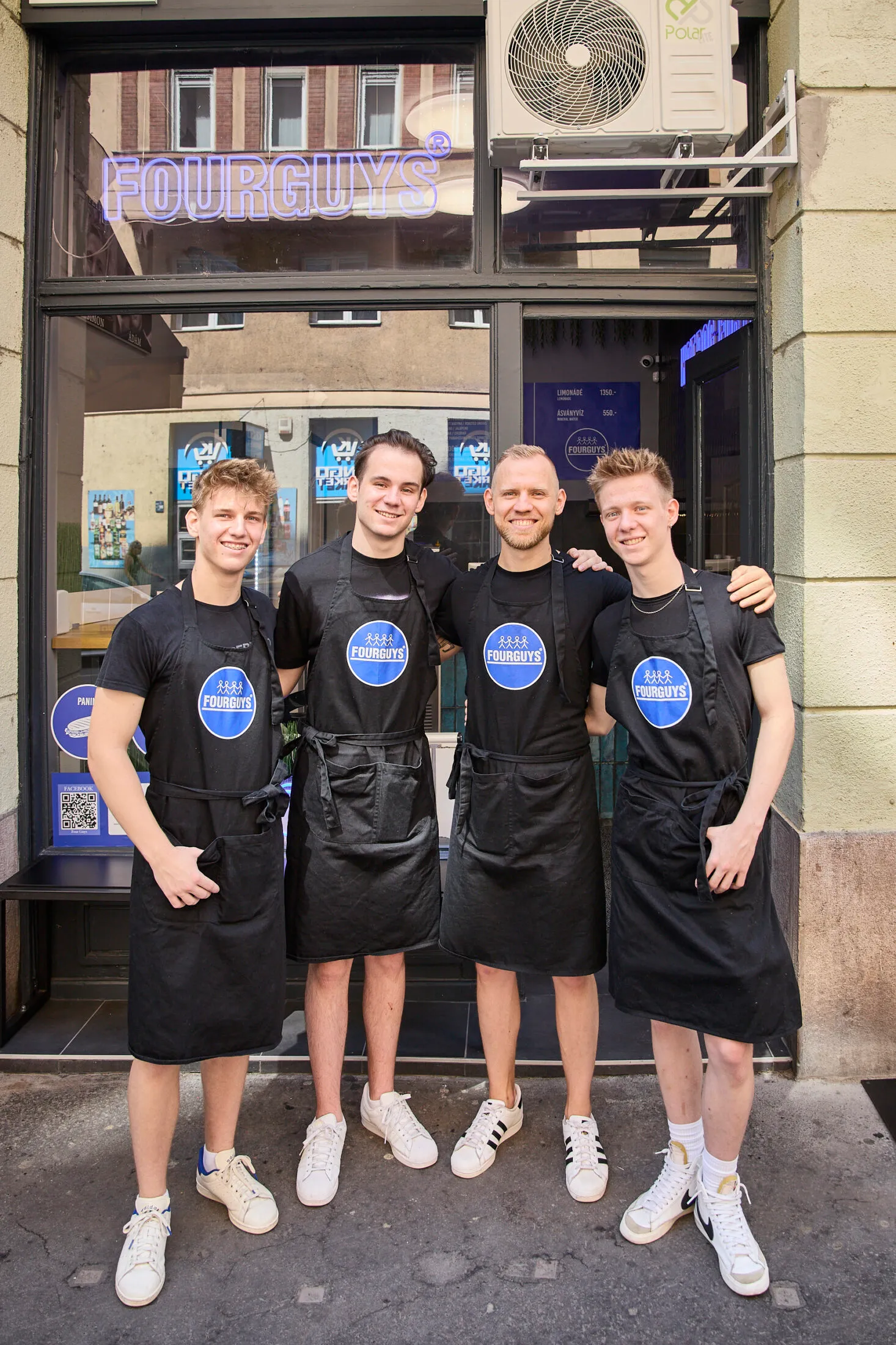 four-guys-hot-dog-budapest (7)
