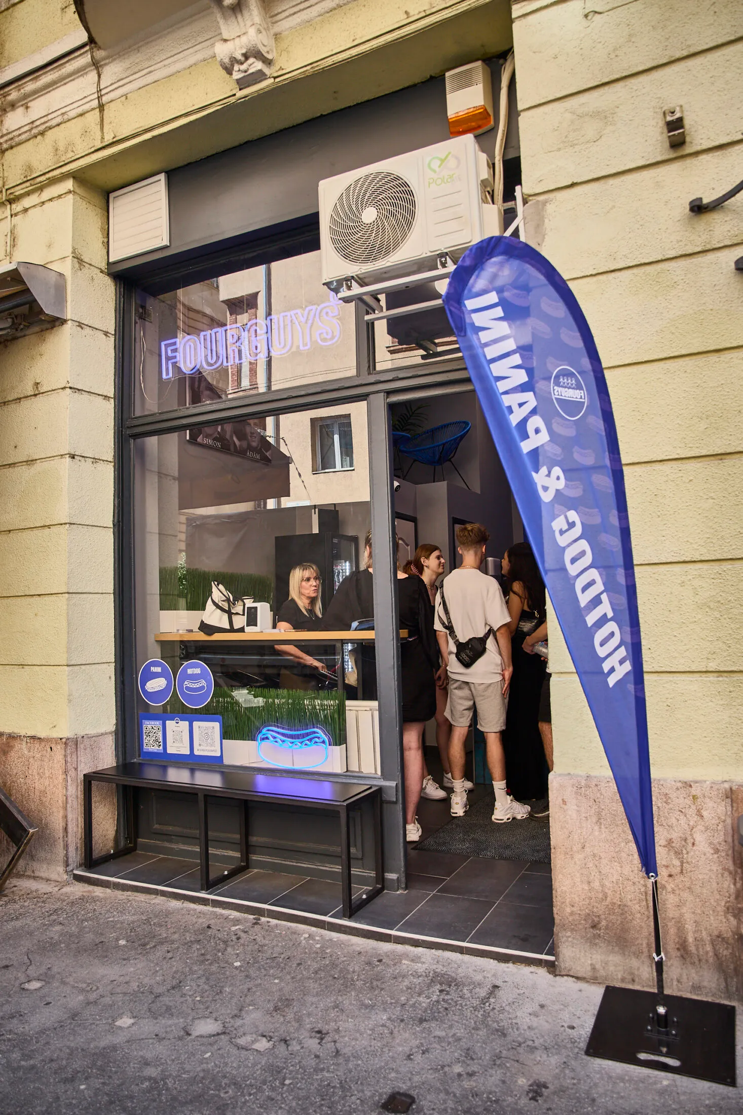 four-guys-hot-dog-budapest (7)