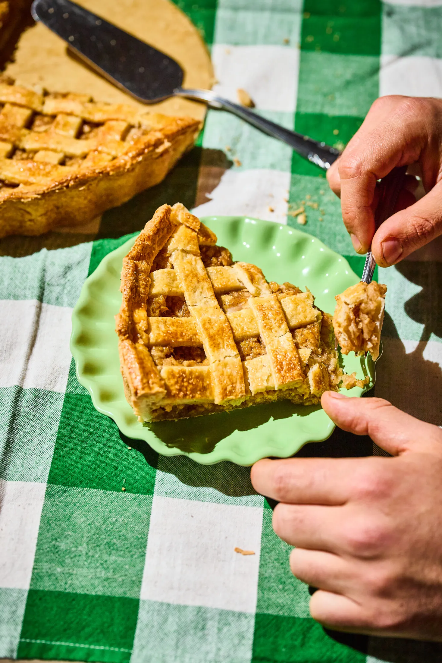Fűszeres almás pite tálalva