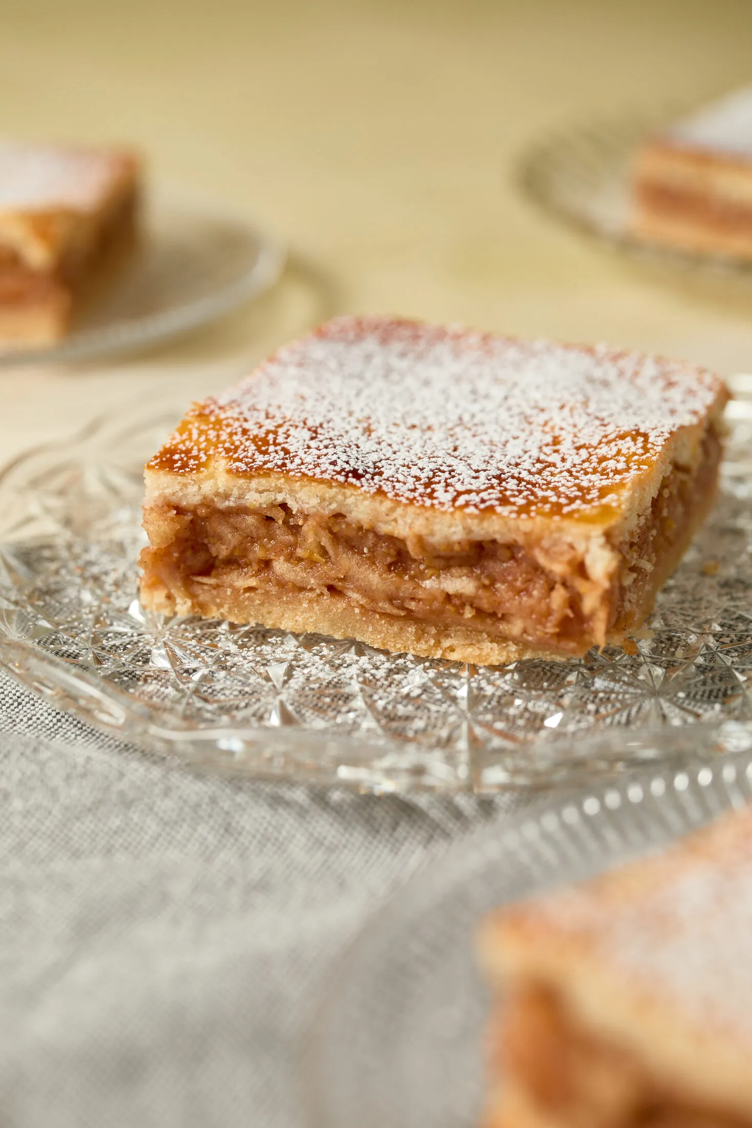 Gluténmentes almás pite tányéron, porcukorral