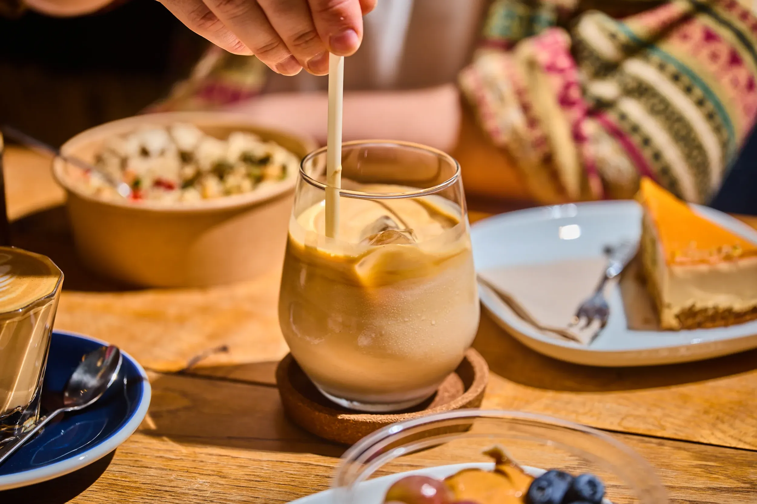 Jeges latte sok jéggel és szívószállal