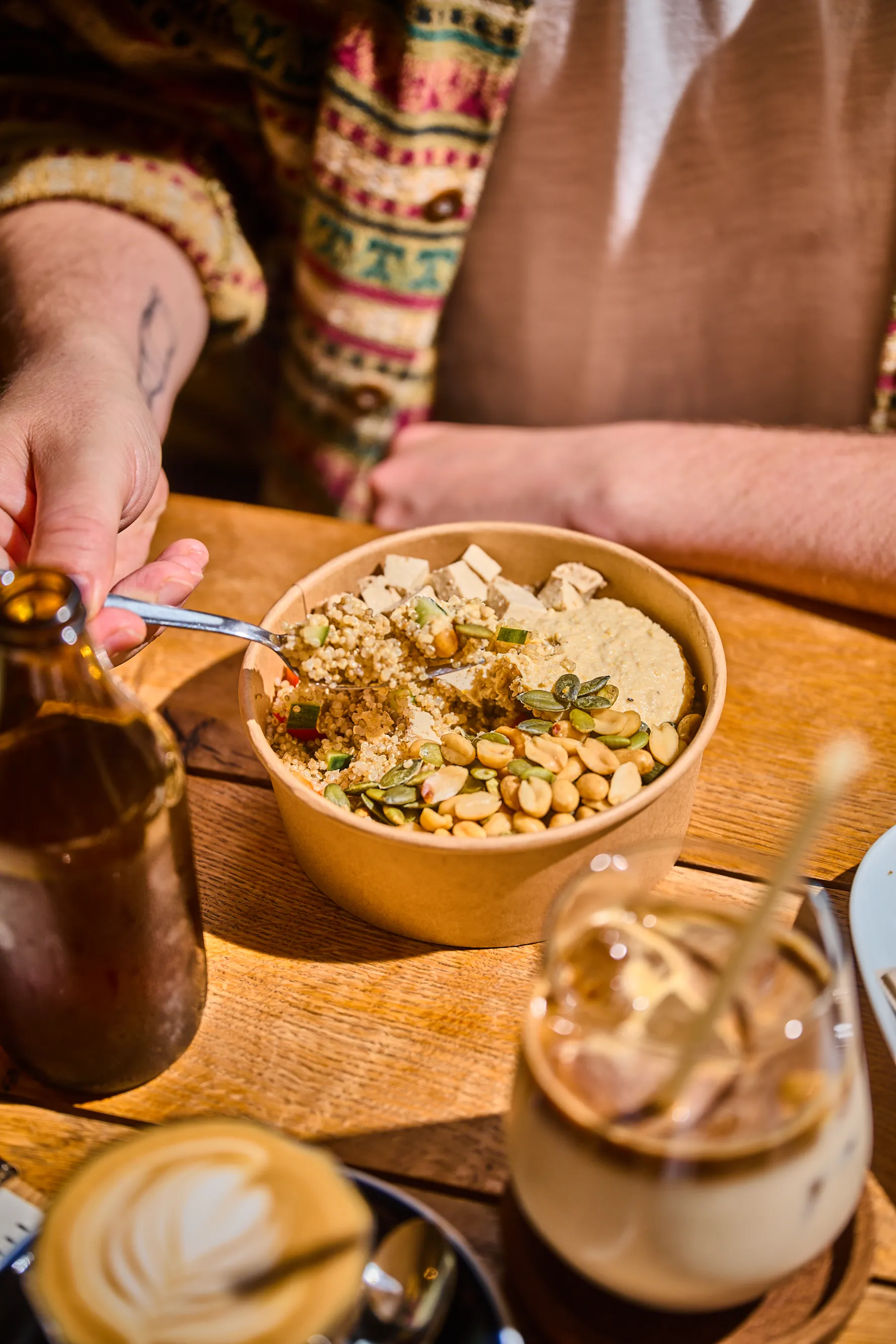 Quinoa bowl a Goosebumps Coffee Lab pultjából