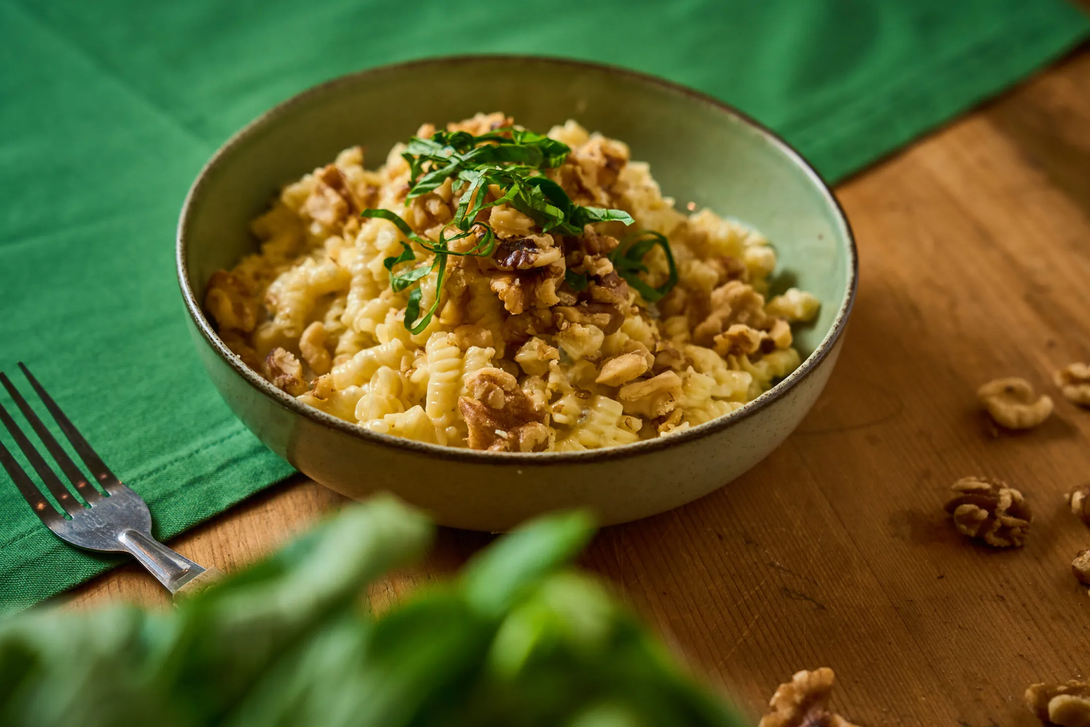 Gorgonzolás-diós fusilli tányéron