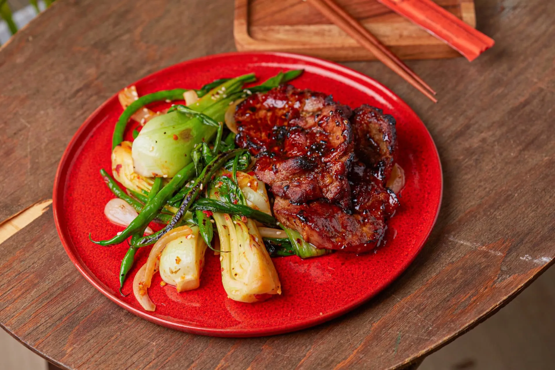 grillen szójás-mézes tarja, szezámos grill pok choi és zöldbab_2 (Egyedi)