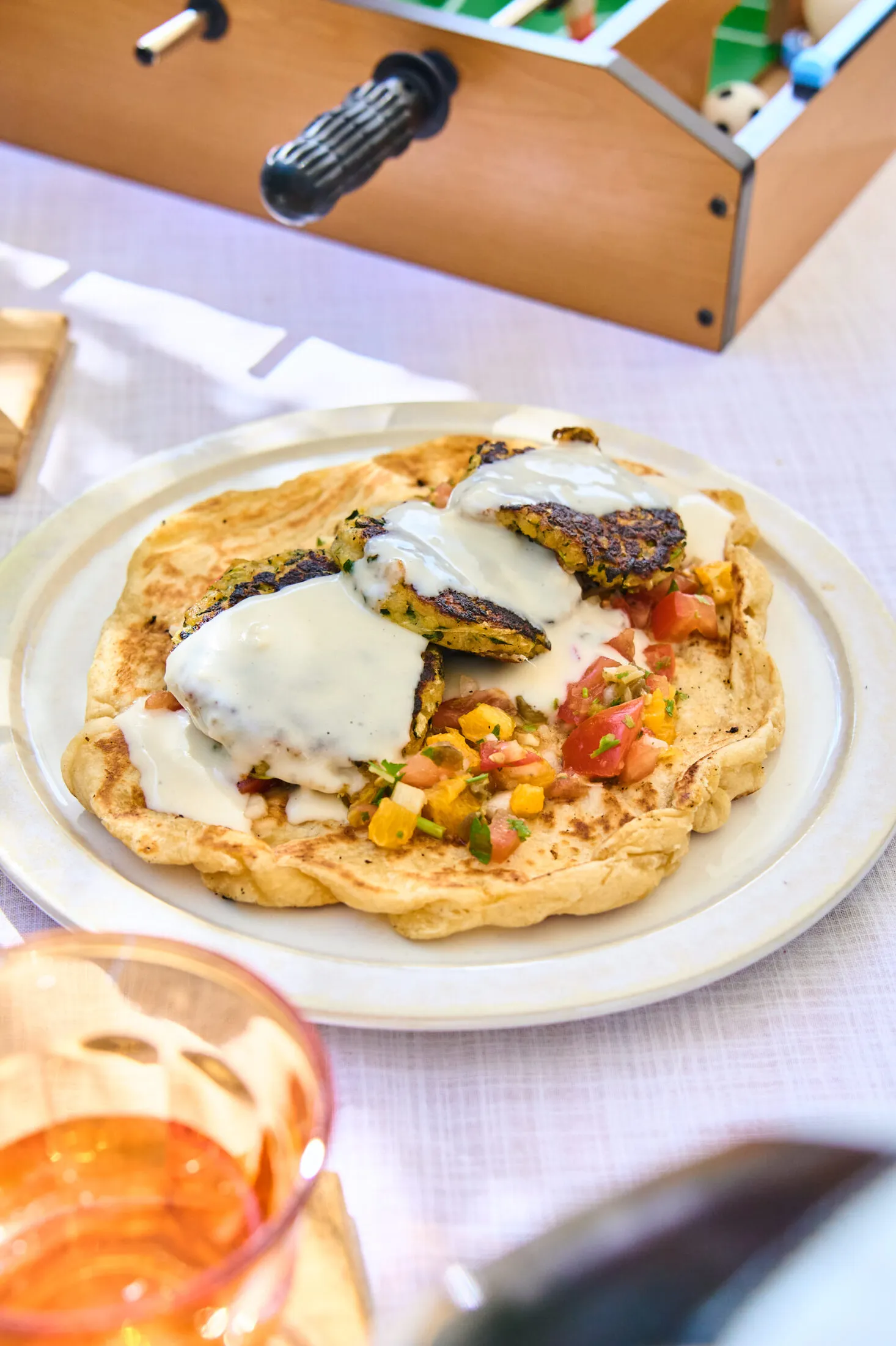 grillezett-cukkinifasirt-hazi-laffaval-sajtszosszal-es-chilis-salsaval
