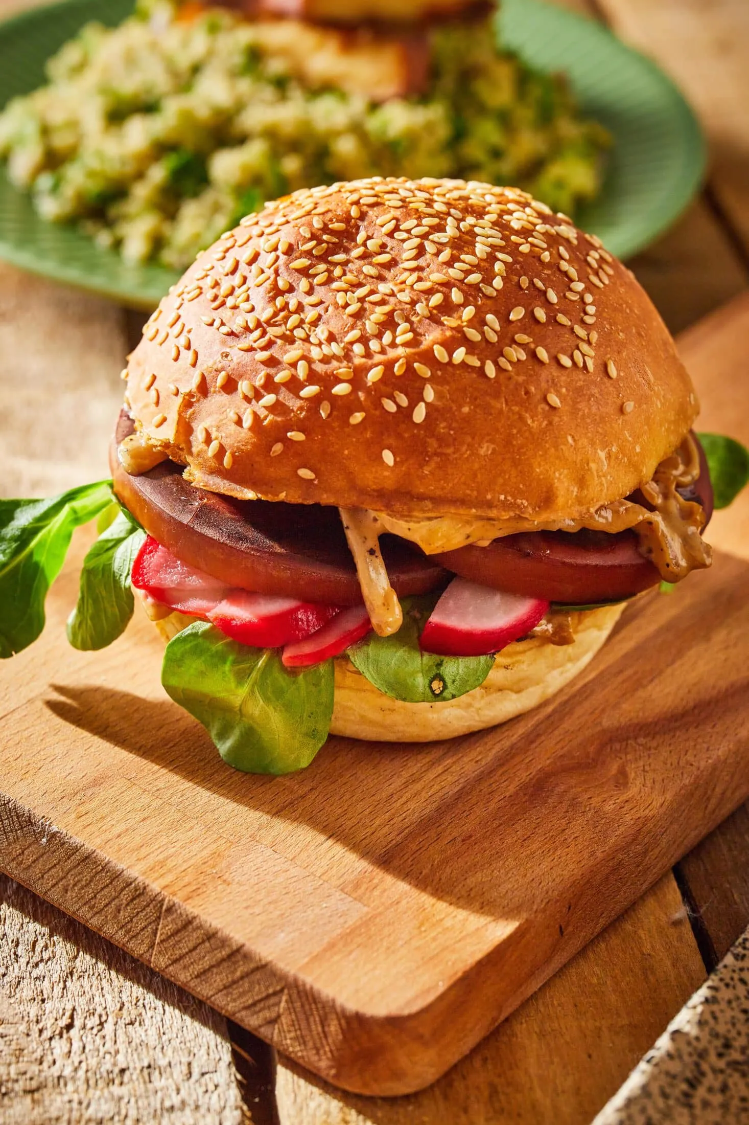 grillsajtos-burger-savanyitott-retekkel