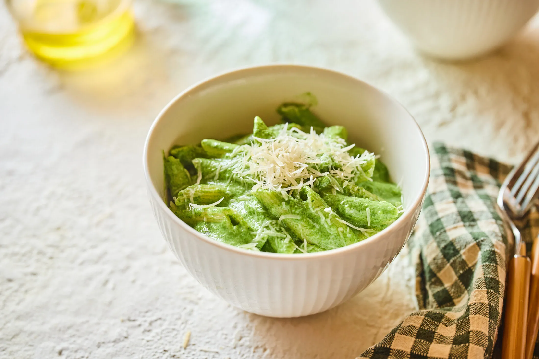 Gyors spenótos penne tészta recept sok reszelt sajttal