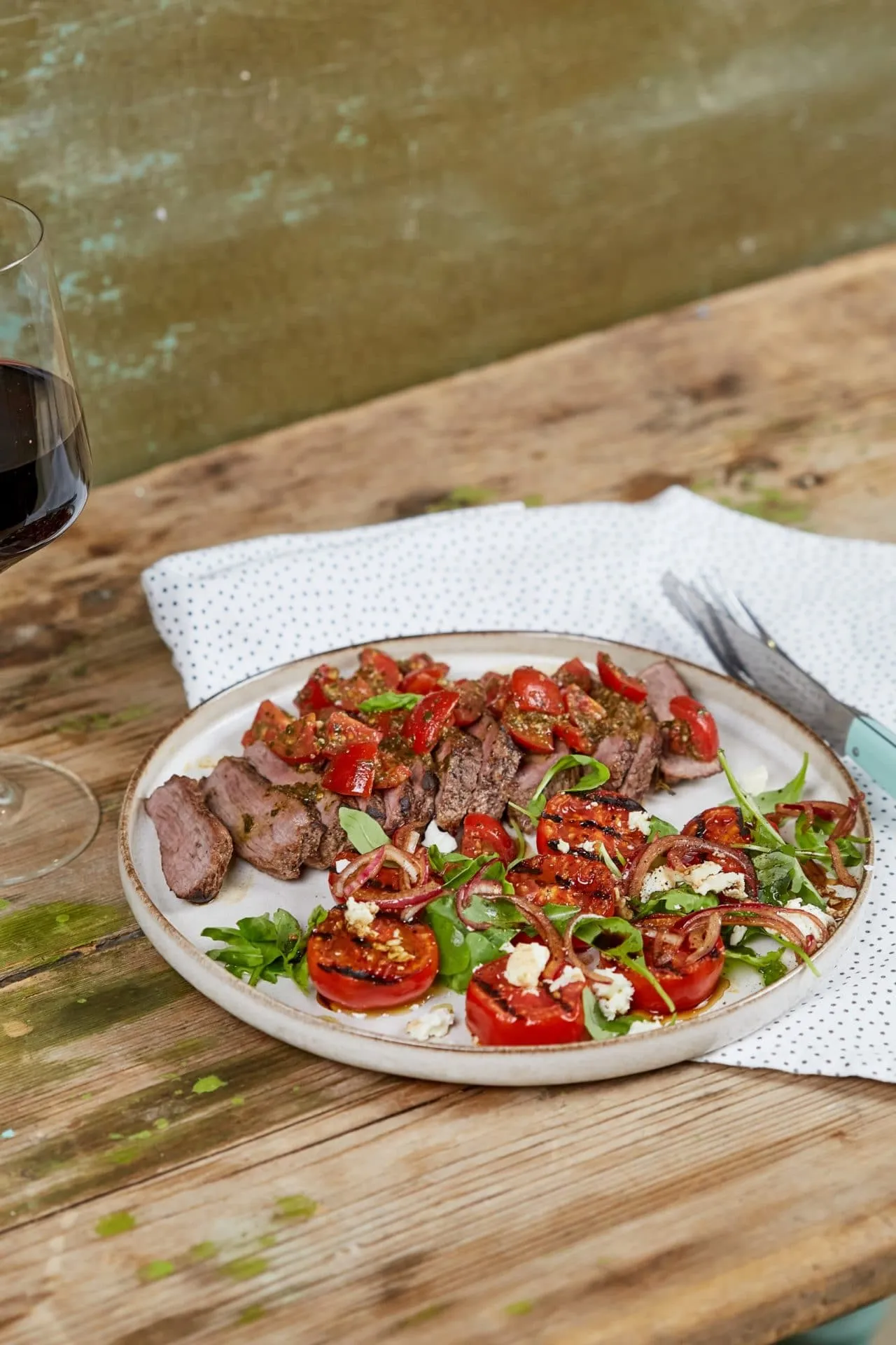 Hátszínsteak grillezettparadicsom-salátával