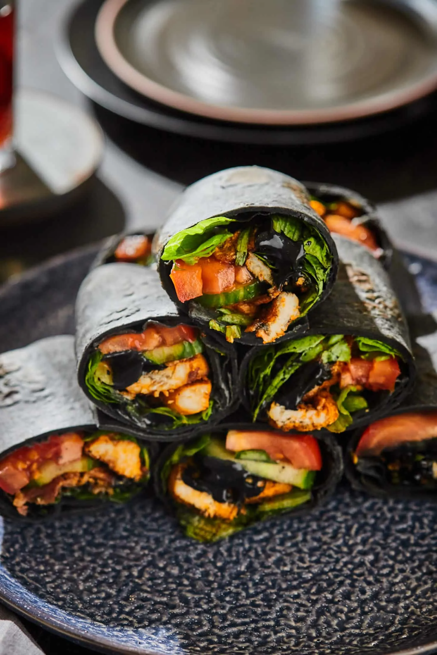 Házi fekete burrito csirkével, fekete majonézzel