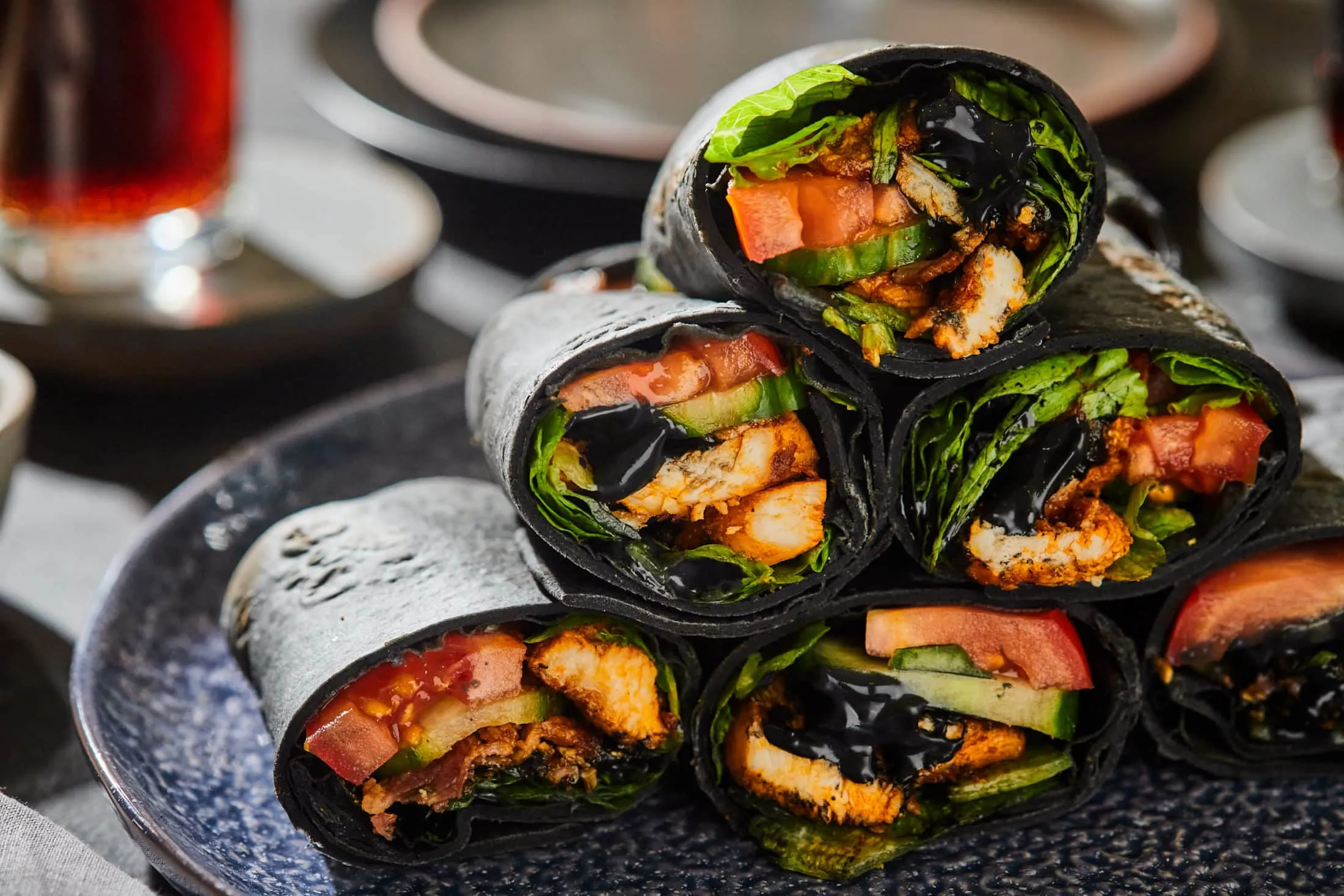 Házi fekete burrito csirkével, fekete majonézzel